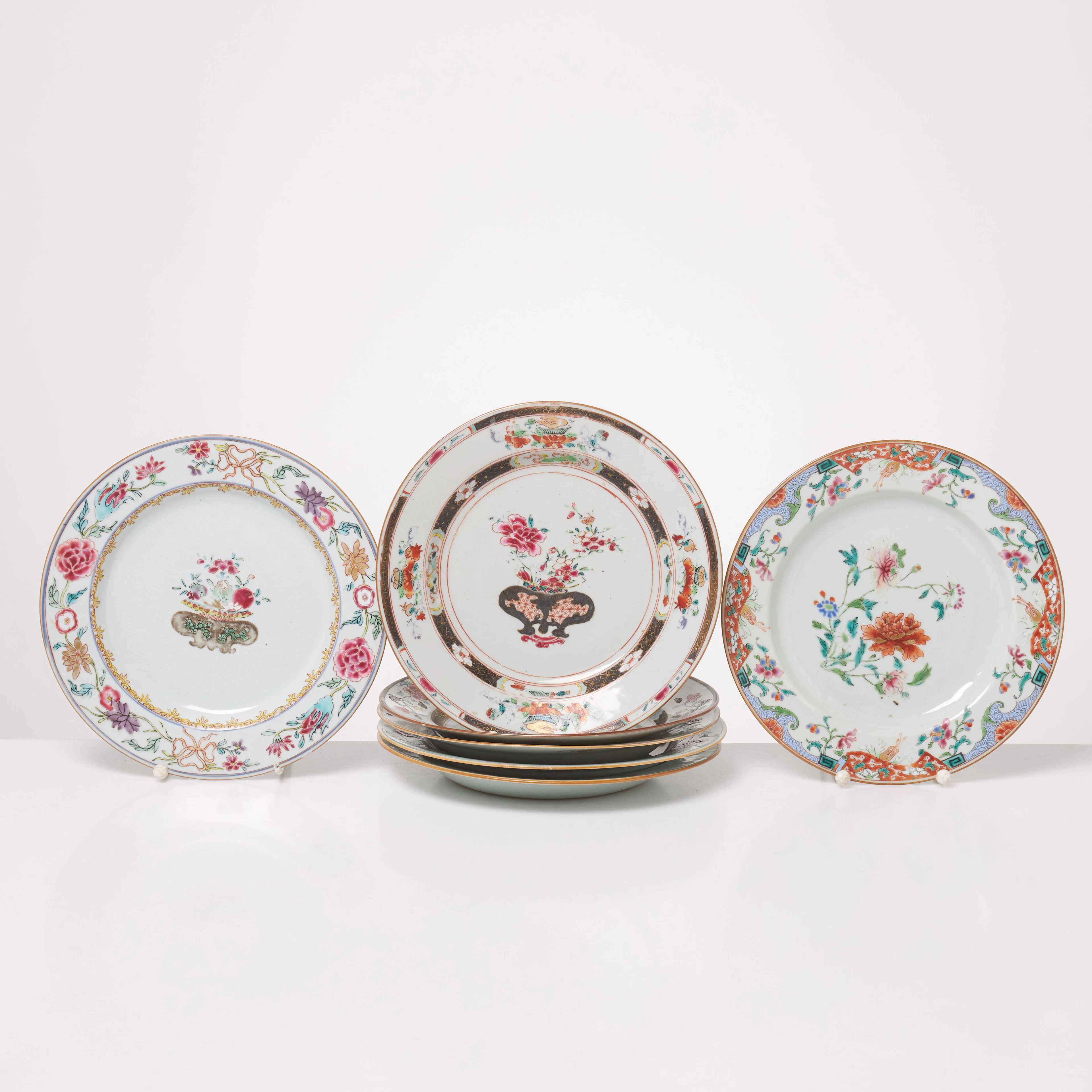TALLRIKAR. 7 st, famille rose, porslin, Qianlong, varierade emaljdekor