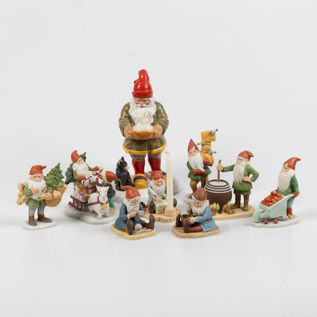 FIGURINER, 9 delar, efter Jenny Nyström, Kalmar läns museum.
