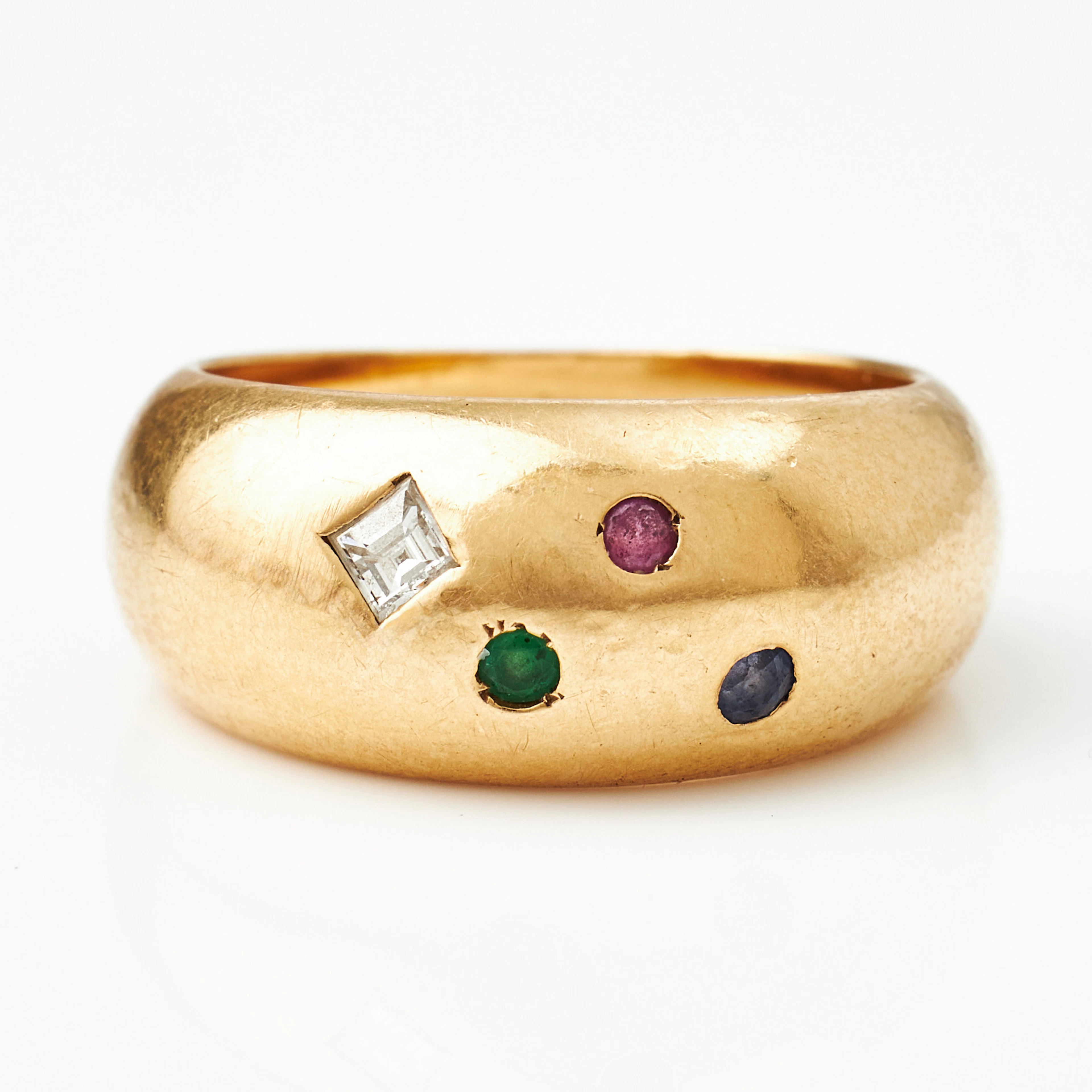 RING, 18 k guld, dekor av carréslipad diamant ca 0,08 ct samt rubin