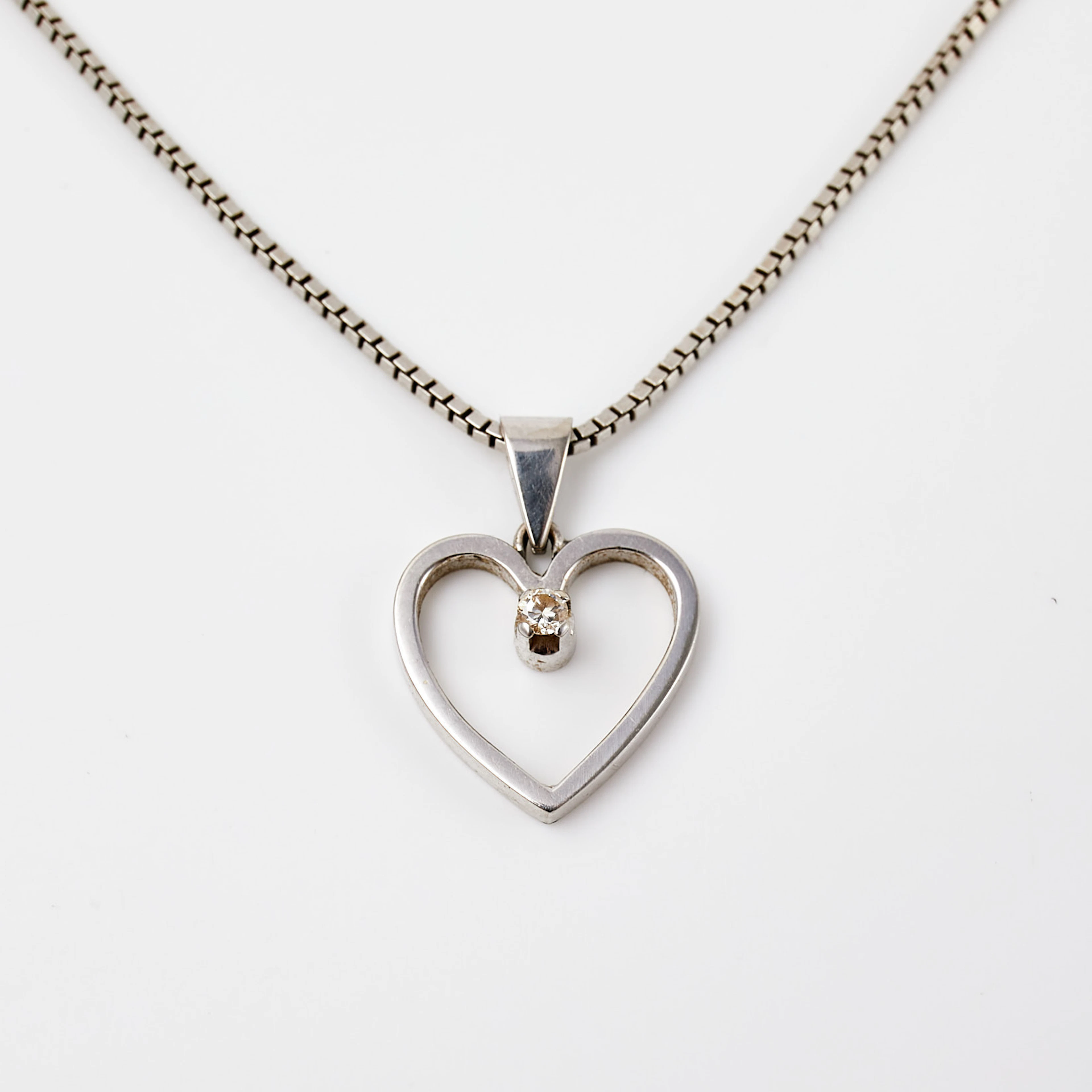HÄNGE, 18 k vitguld, 1 briljantslipad diamant, ca 0,03 ct, genombrutet hjärta.