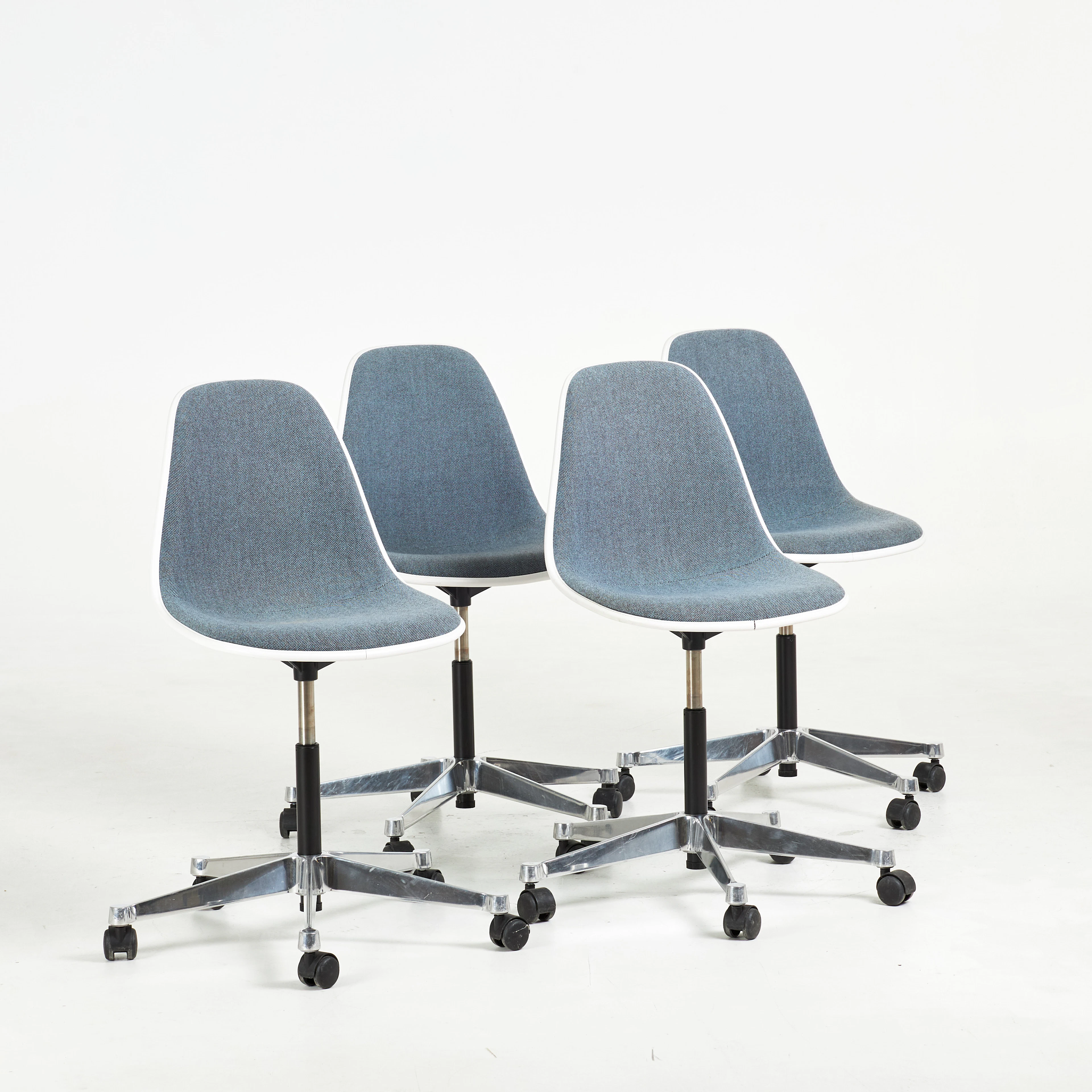 CHARLES & RAY EAMES. 4 st, "Plastic Chair PSCC'", stoppad sits, Vitra.