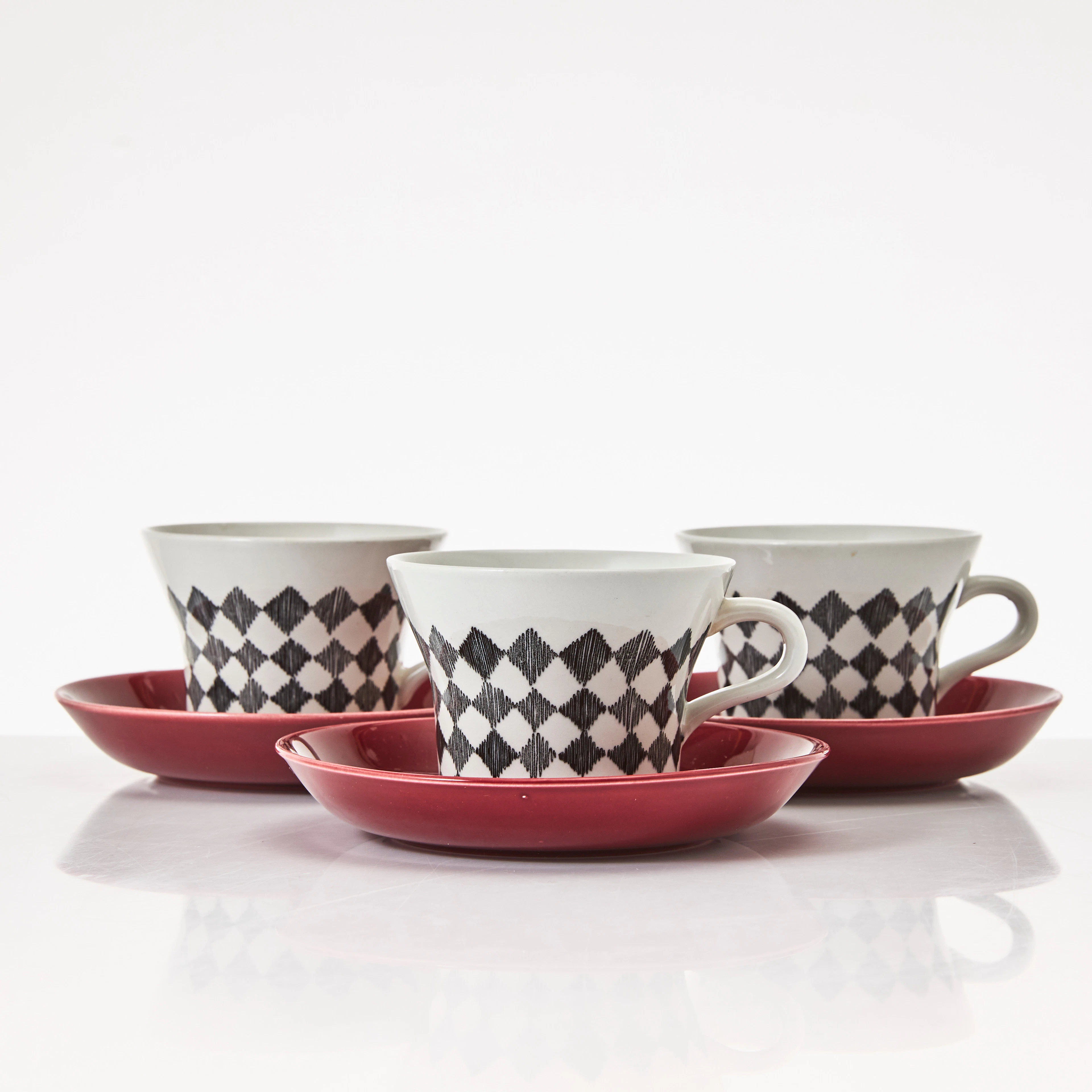 MARIANNE WESTMAN. koppar med fat, 3 delar, "Red top", Rörstrand, 1950-tal.