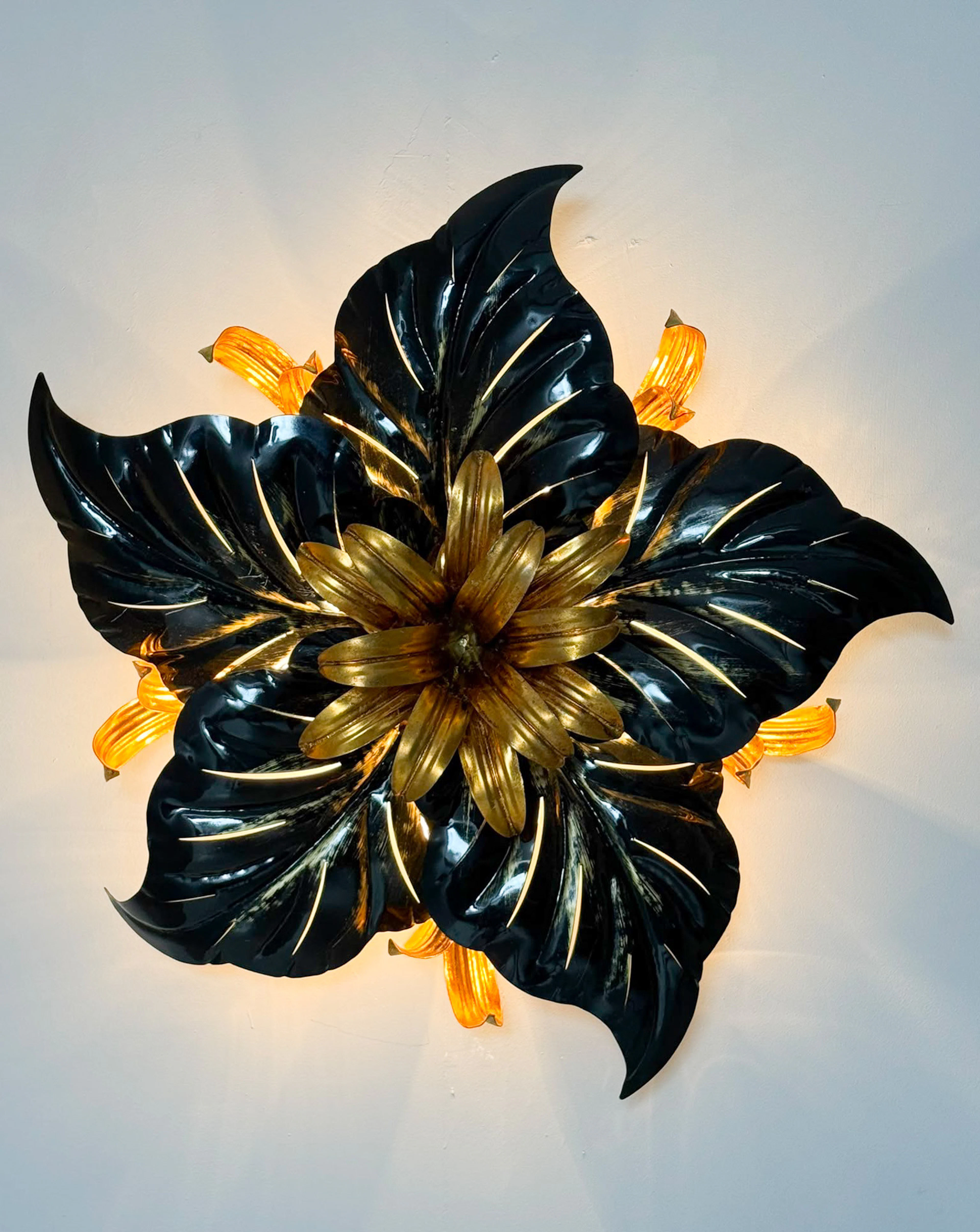 HANS KÖGL. Große Florale Deckenlampe/Wandlampe, Deutschland, 1970er Jahre.