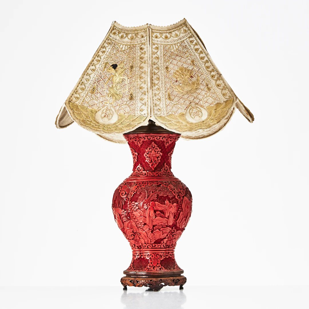 BORDSLAMPA, fot av kinesiskt lackarbete i relief, 1800-tal. Skärm