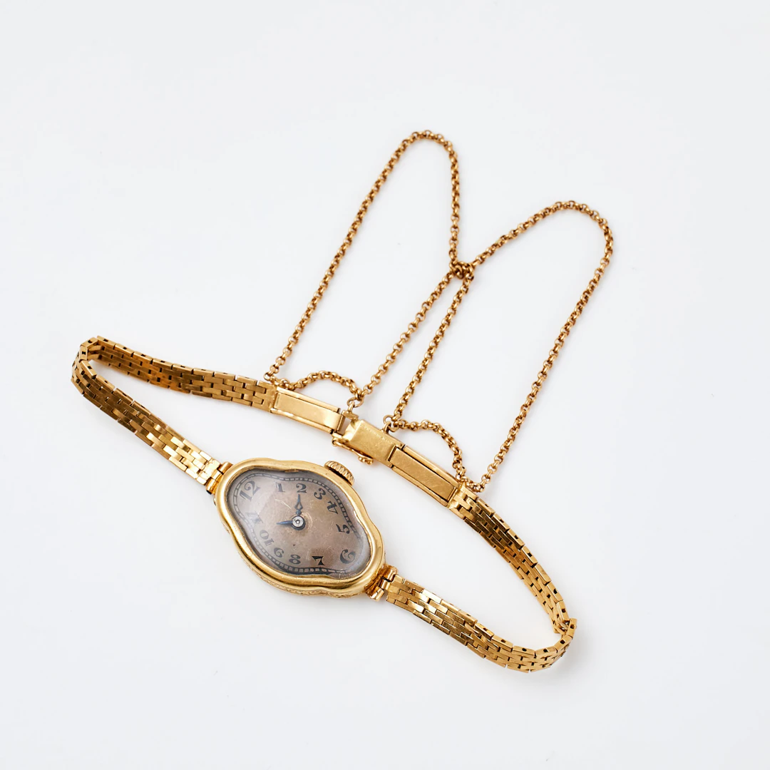ARMBANDSUR, boett samt länk i 18 k guld, 17x26 mm, 1900-talets första hälft.