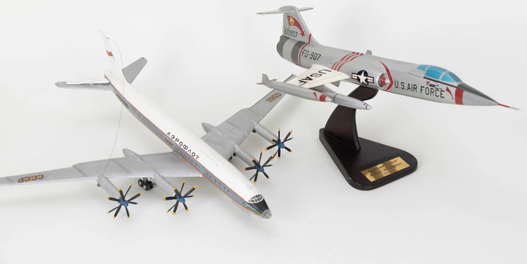 Zwei Flugzeugmodelle: F-104C Starfighter und Tupolev Tu-114D (2).