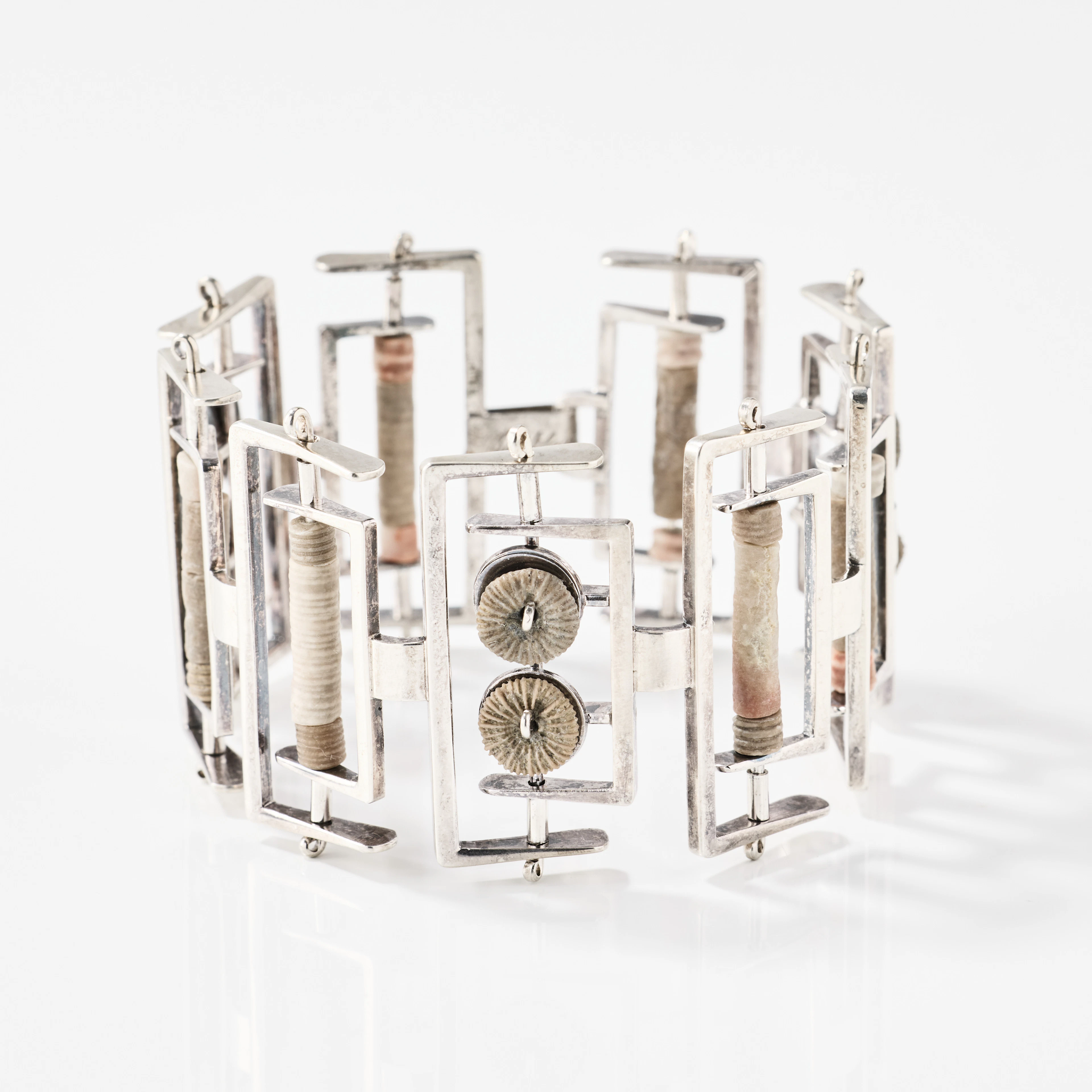 IBE DAHLQVIST. Armband, silver och fossiliserad korall, Malmö 1962.
