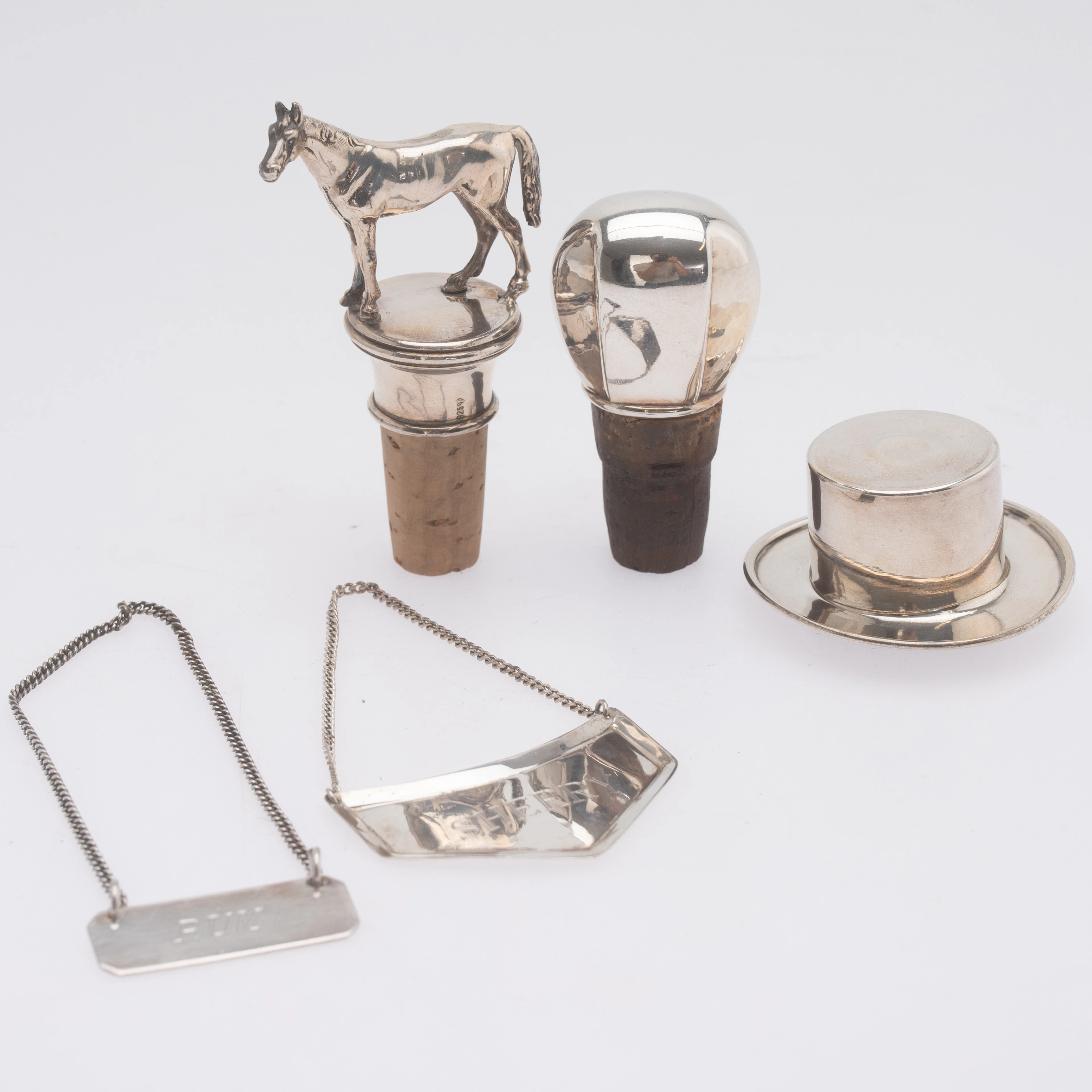 Sammlung Weinkorken und zwei Karaffenschilder, u.a. Silber, Deutschland