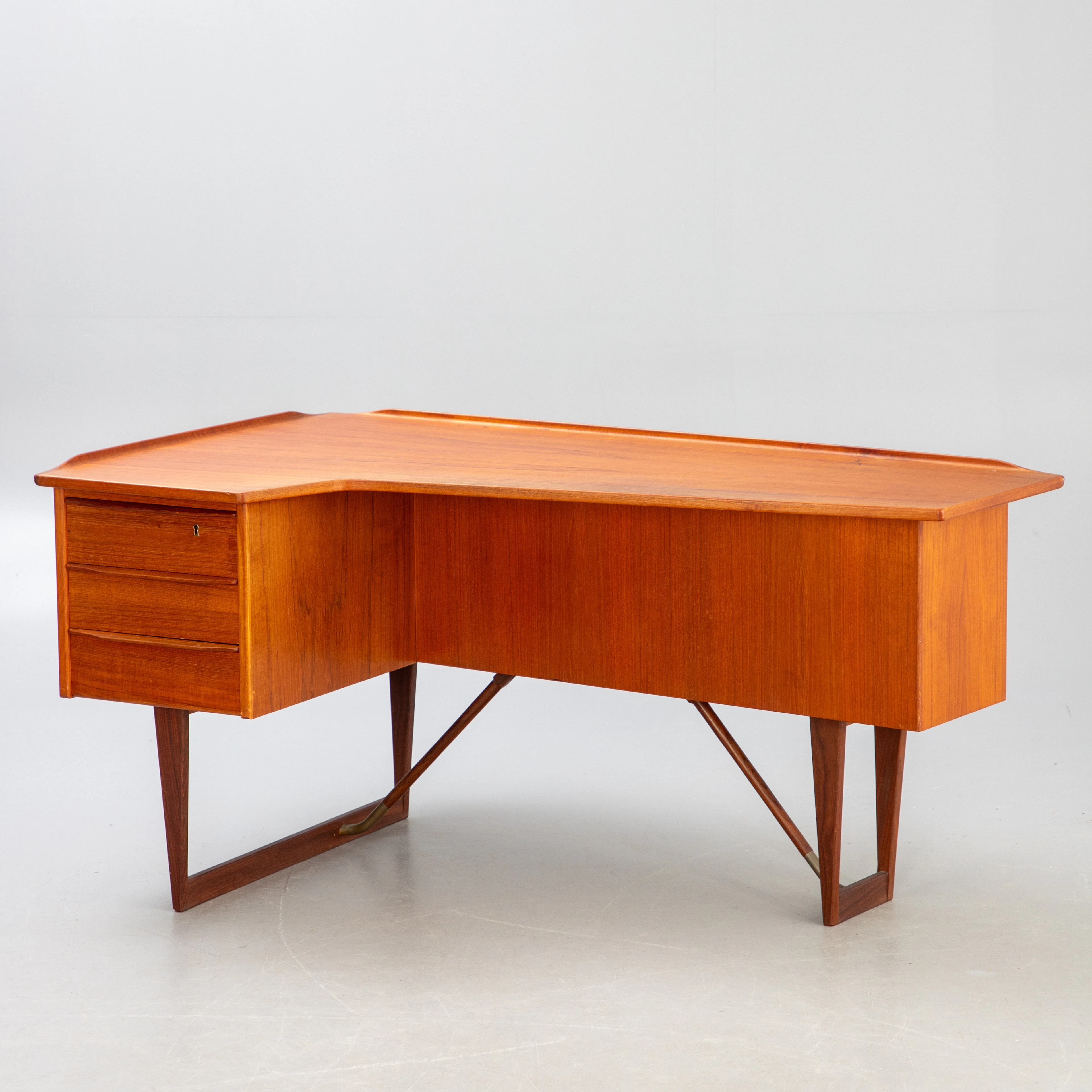 PETER LØVIG NIELSEN. Løvig. Schreibtisch 'Boomerang'. Teak, Metall