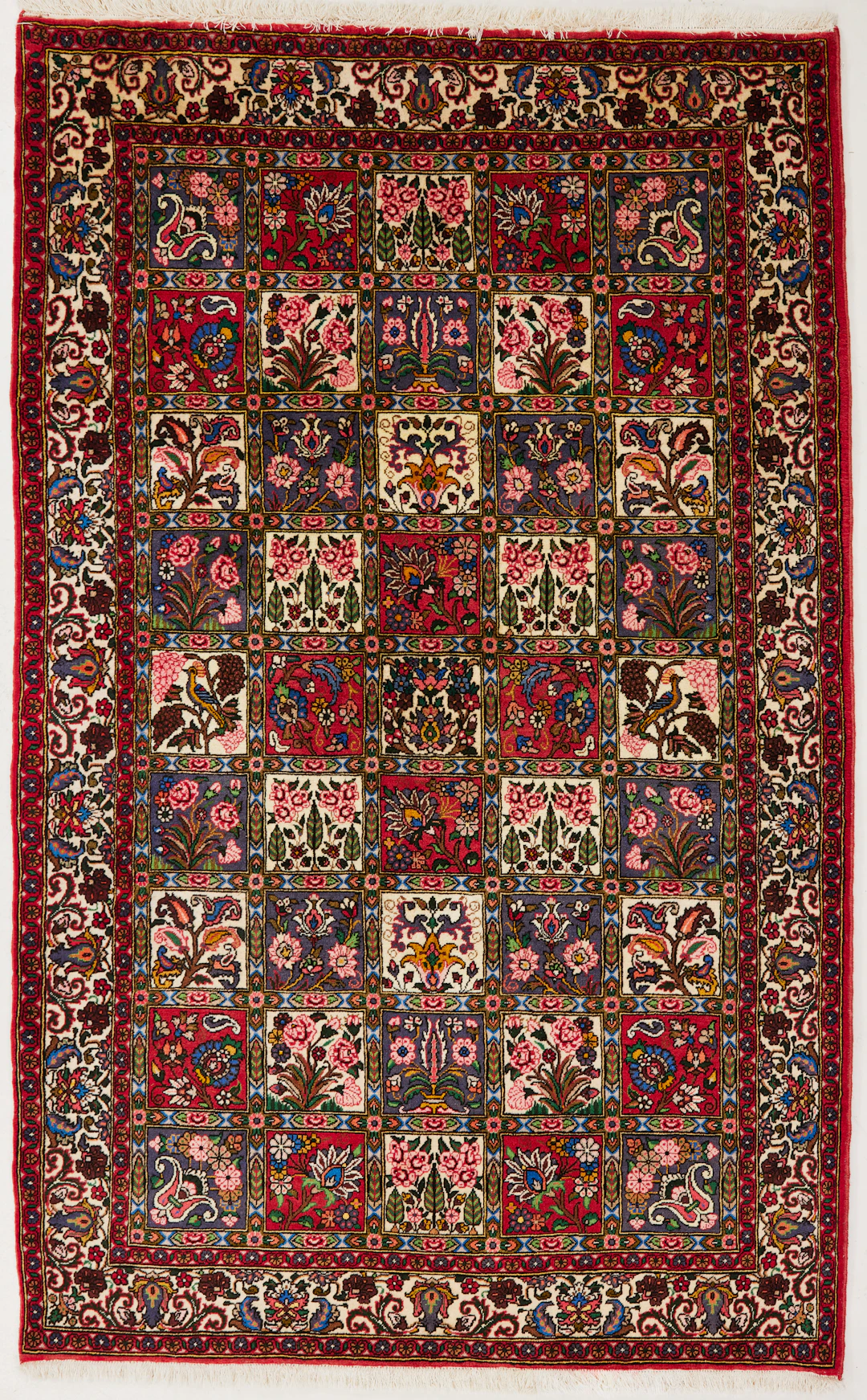 ORIENTMATTA. Bakthiari, trädgårdsmotiv, ca 260x158 cm.
