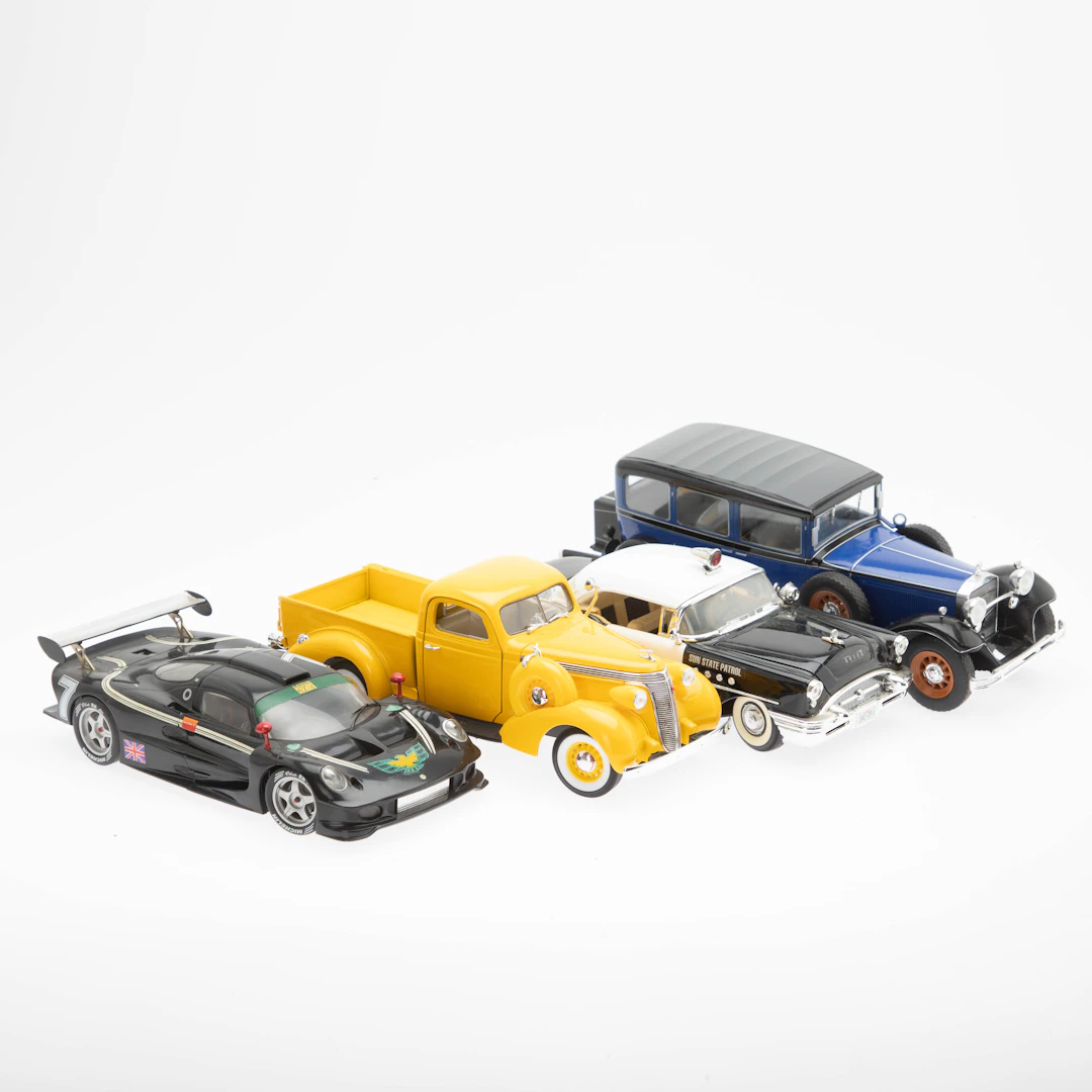 Vier Modelle 1/18: Mercedes Benz, gelber Pick Up, Polizeiauto und Lotus (4).