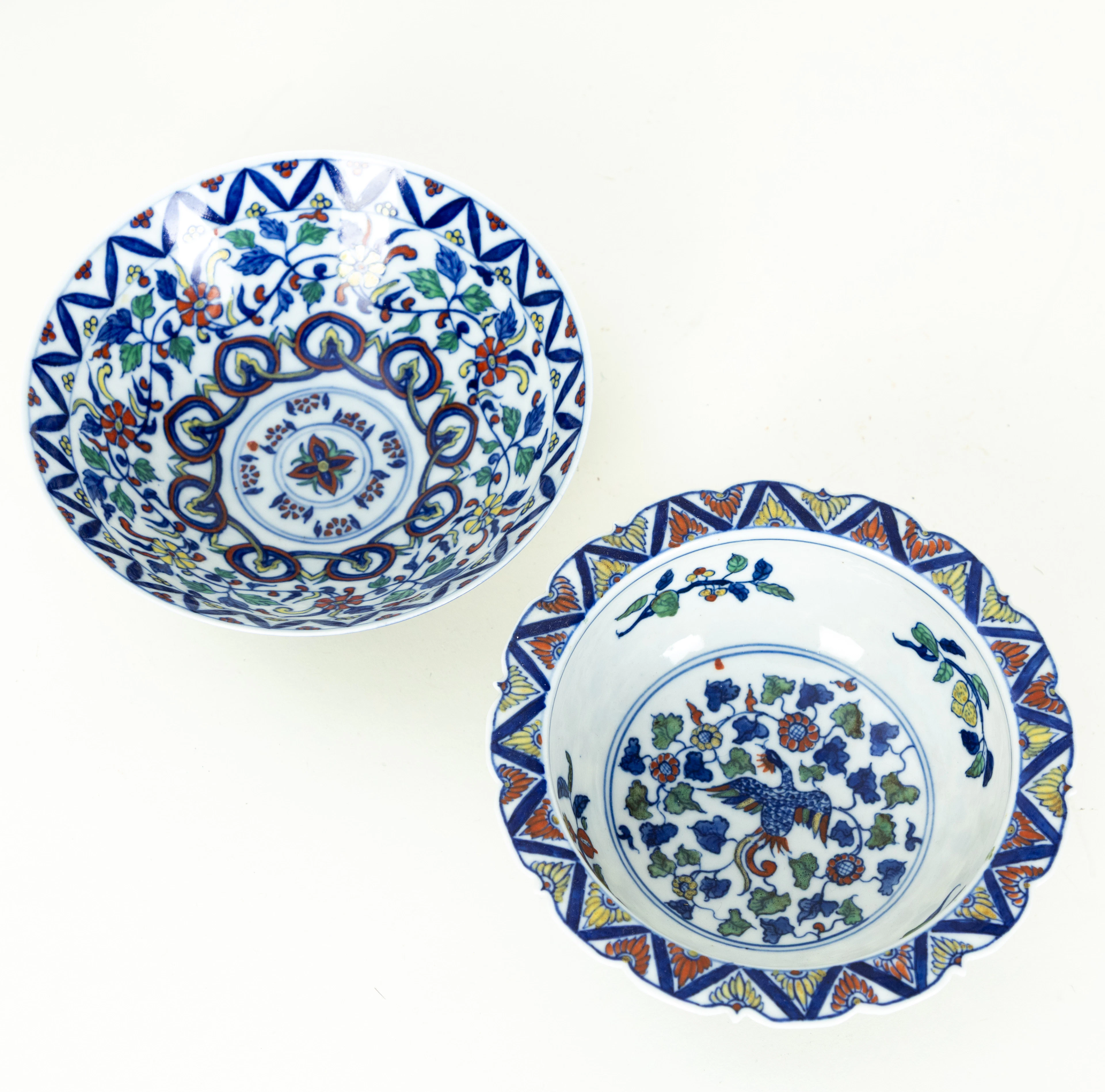 Zwei Kummen im Ming-Stil, Doucai-Dekor, China, 2. Hälfte 20. Jh. (2).