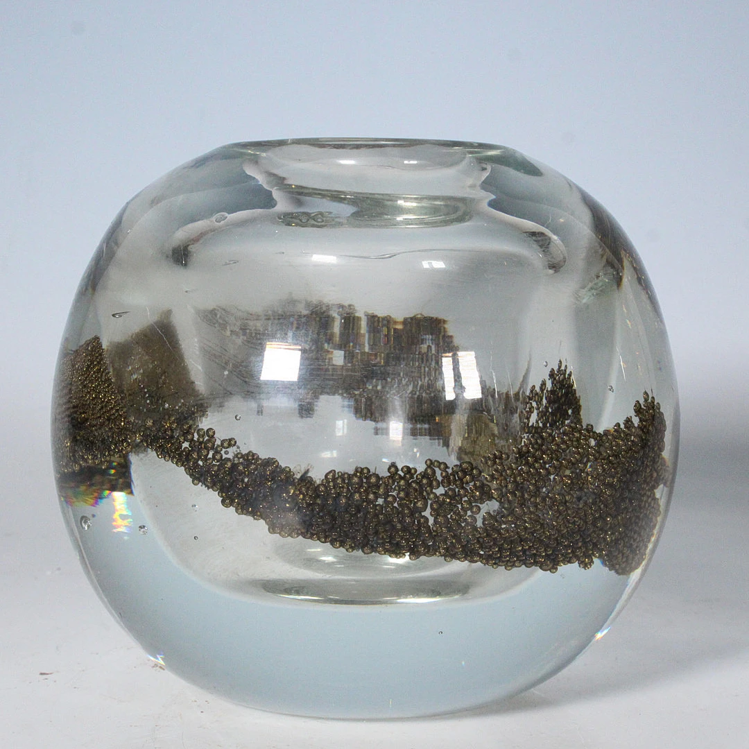 UDO EDELMANN. Studioglas, Kugelvase aus Glas mit eingeschmolzenem Band, 1970er.