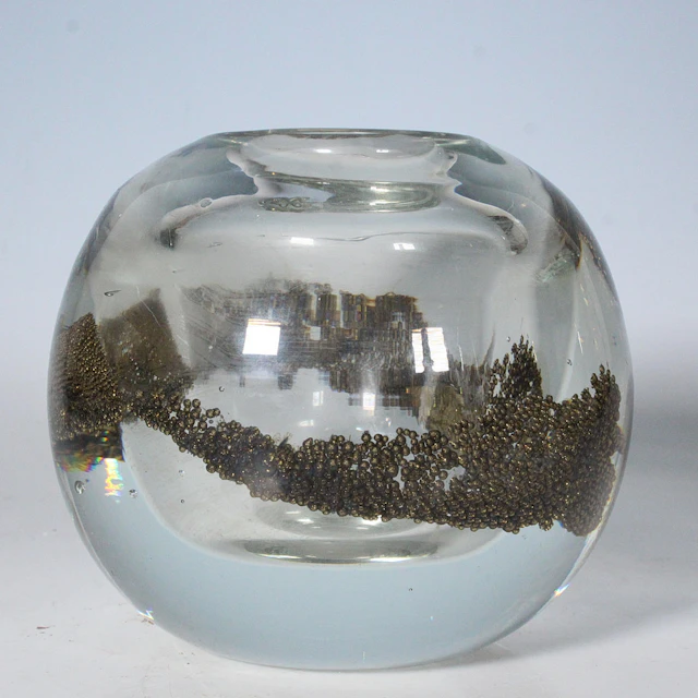 UDO EDELMANN. Studioglas, Kugelvase aus Glas mit eingeschmolzenem Band, 1970er.