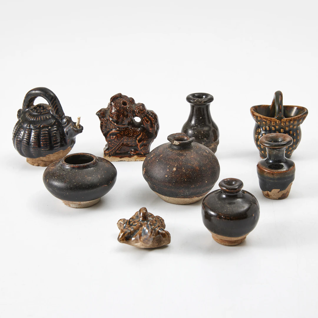 MINIATYRER, 9 st., lergods, Kina, varierande ålder, svartbrun glasyr.