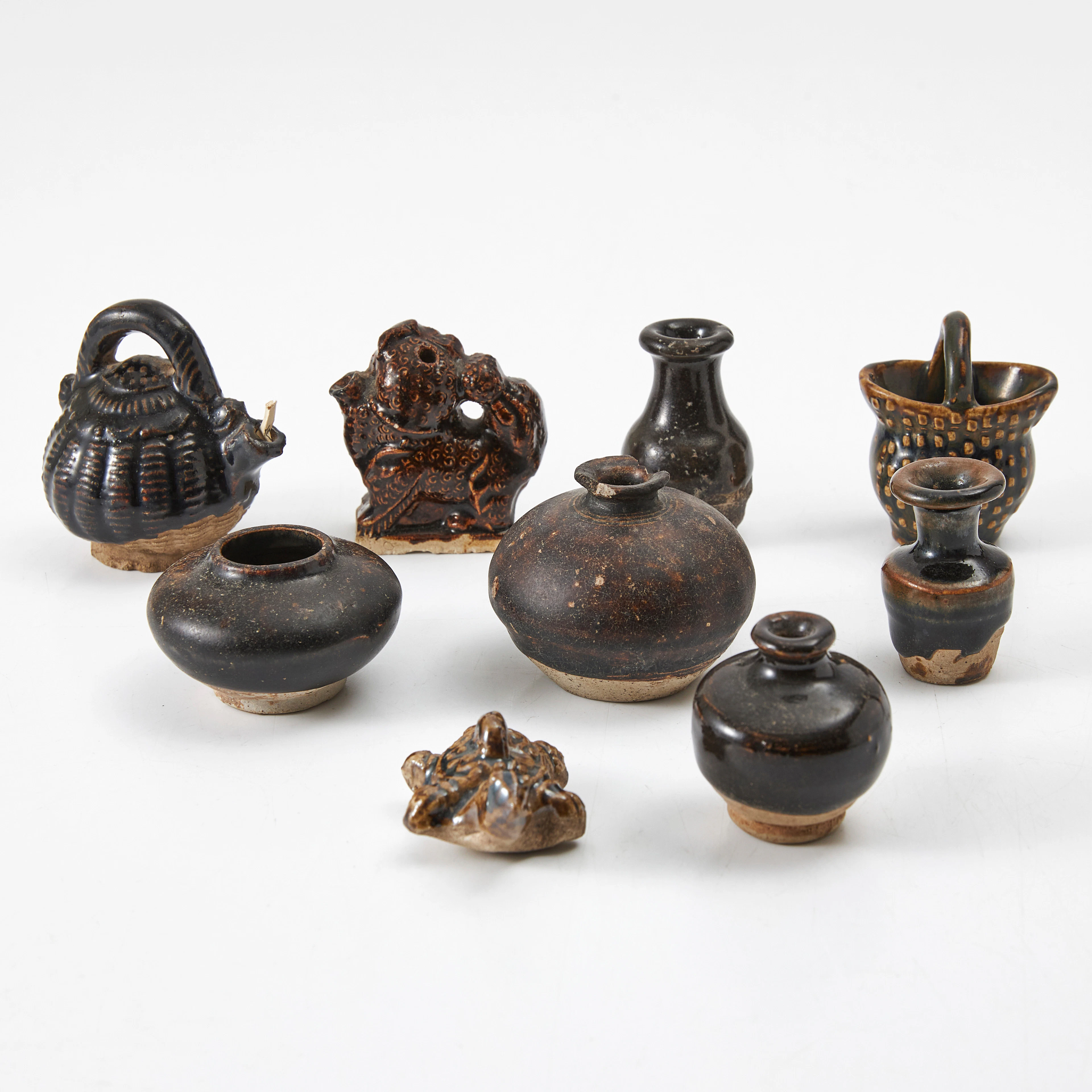 MINIATYRER, 9 st., lergods, Kina, varierande ålder, svartbrun glasyr.