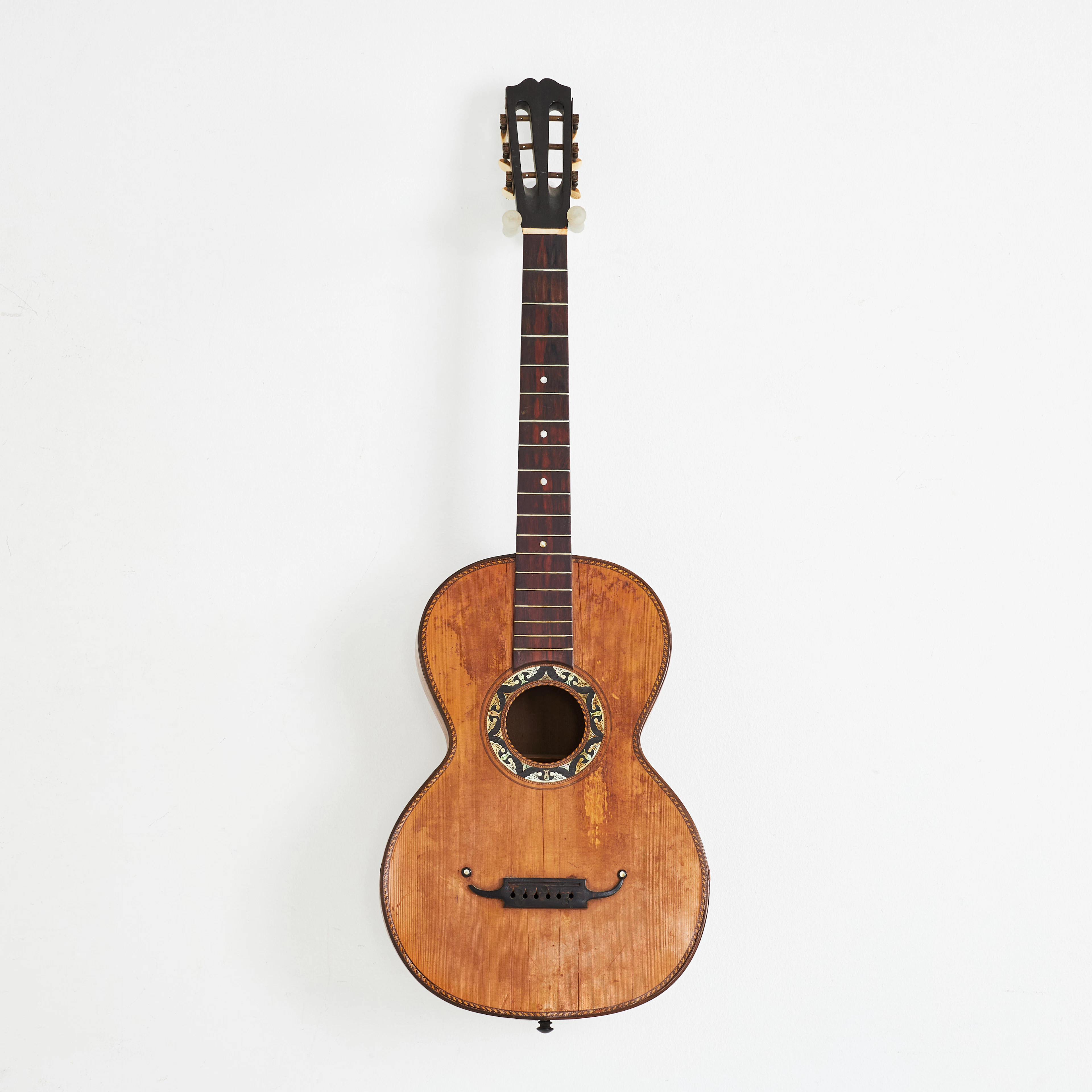 GITARR, 1800-tal, Flamenco-gitarr, lock i gran, inläggningar i pärlemor