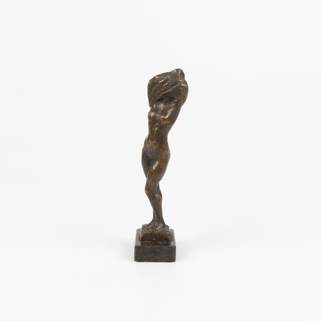 HELGE HÖGBOM. Skulptur, signerad, patinerad brons, på sockel i sten.