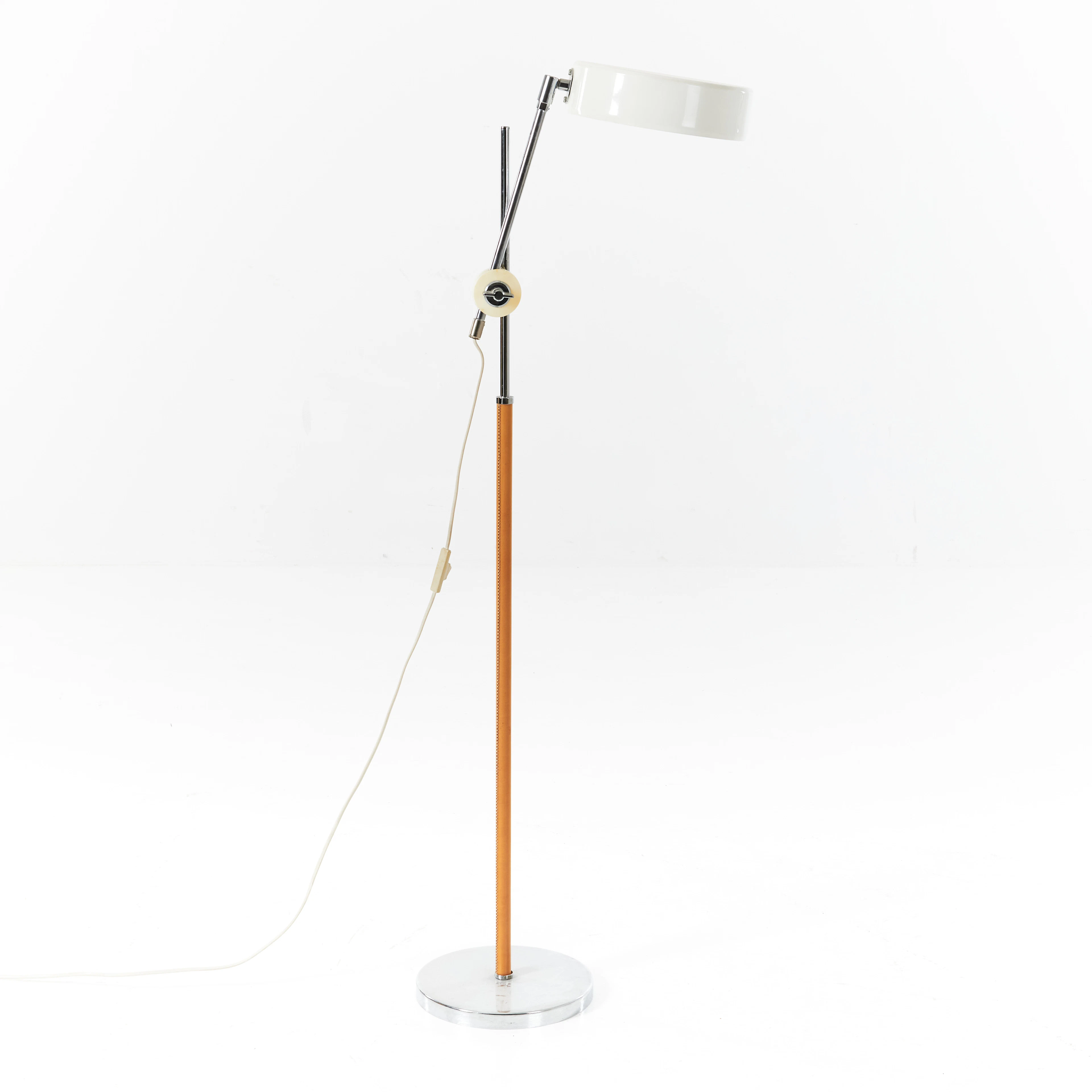 ANDERS PEHRSON. Golvlampa "Simris", stomme i vitmetall delvis klädd