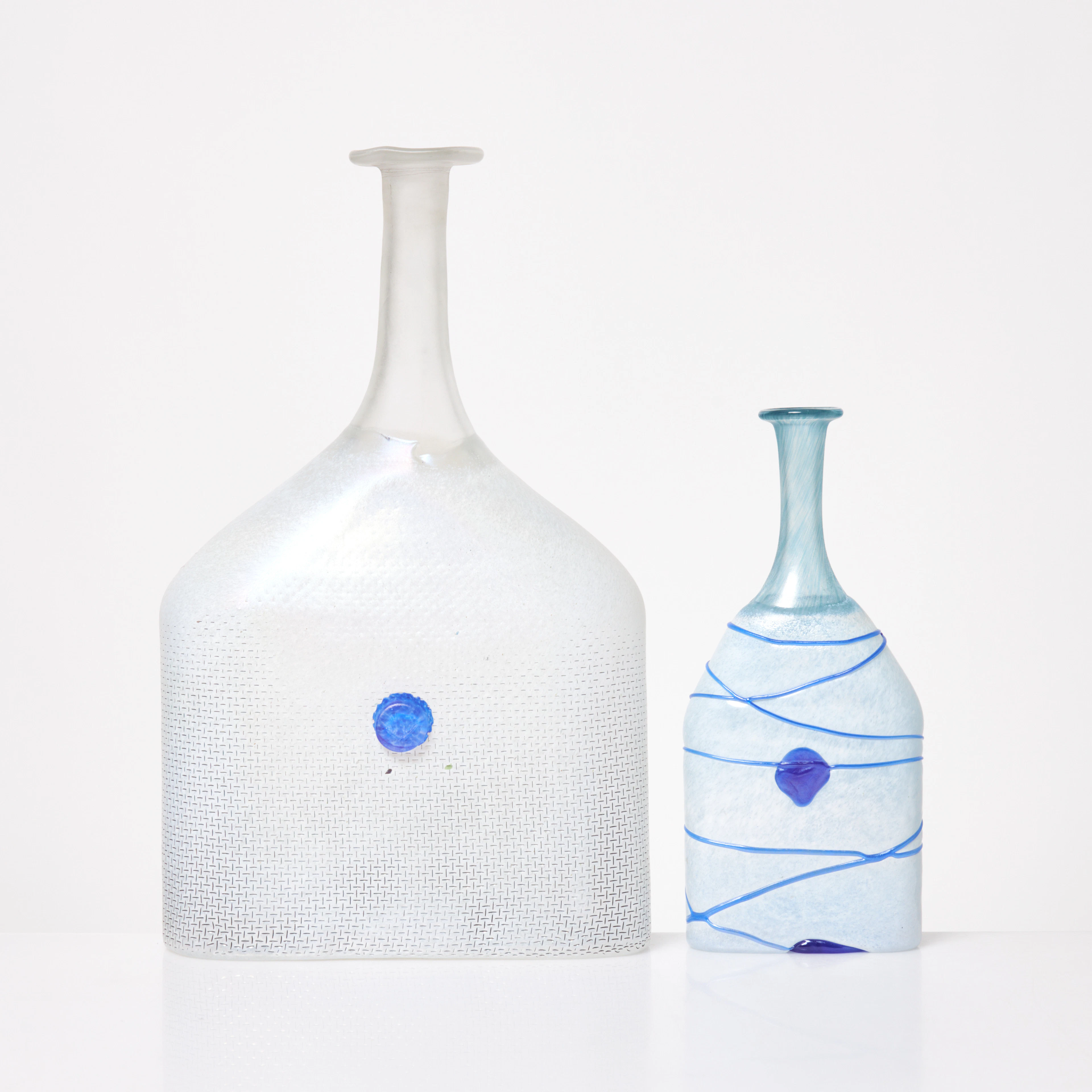 BERTIL VALLIEN. Flaskor, 2 st, glas, signerad, Kosta Boda.