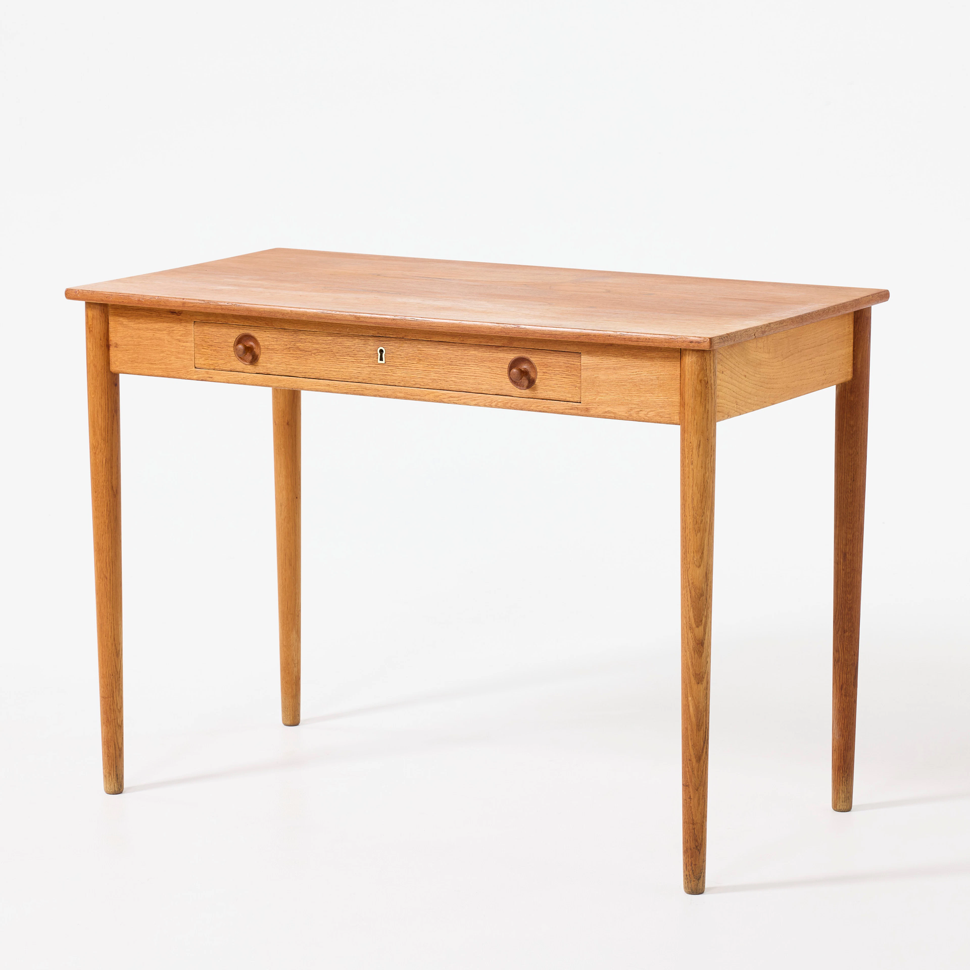 HANS J WEGNER. "RY32", skrivbord, Ry Møbler, Danmark 1961, ben i ek