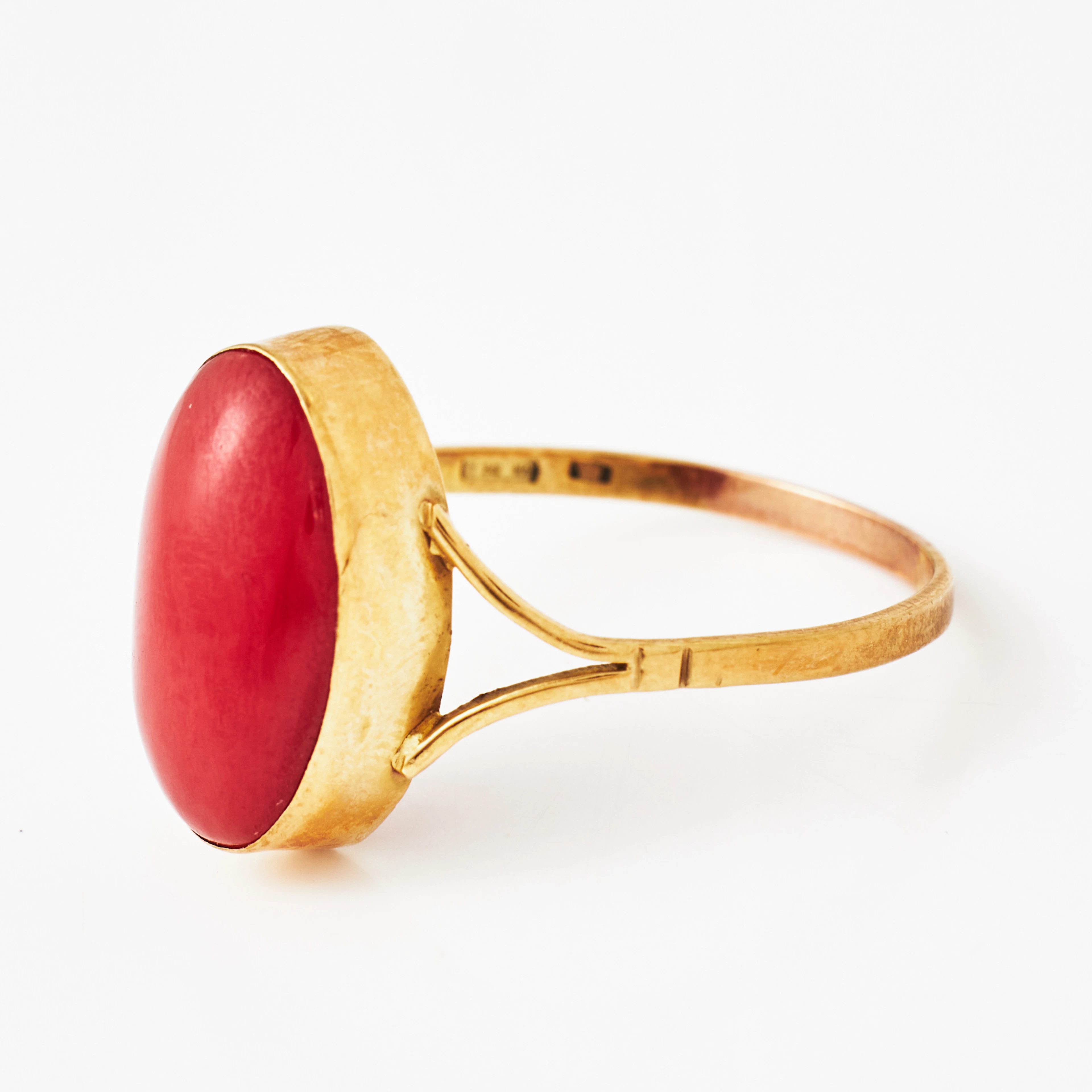 RING, 18 k guld, oval cabochonslipad och infärgad korall-liknande