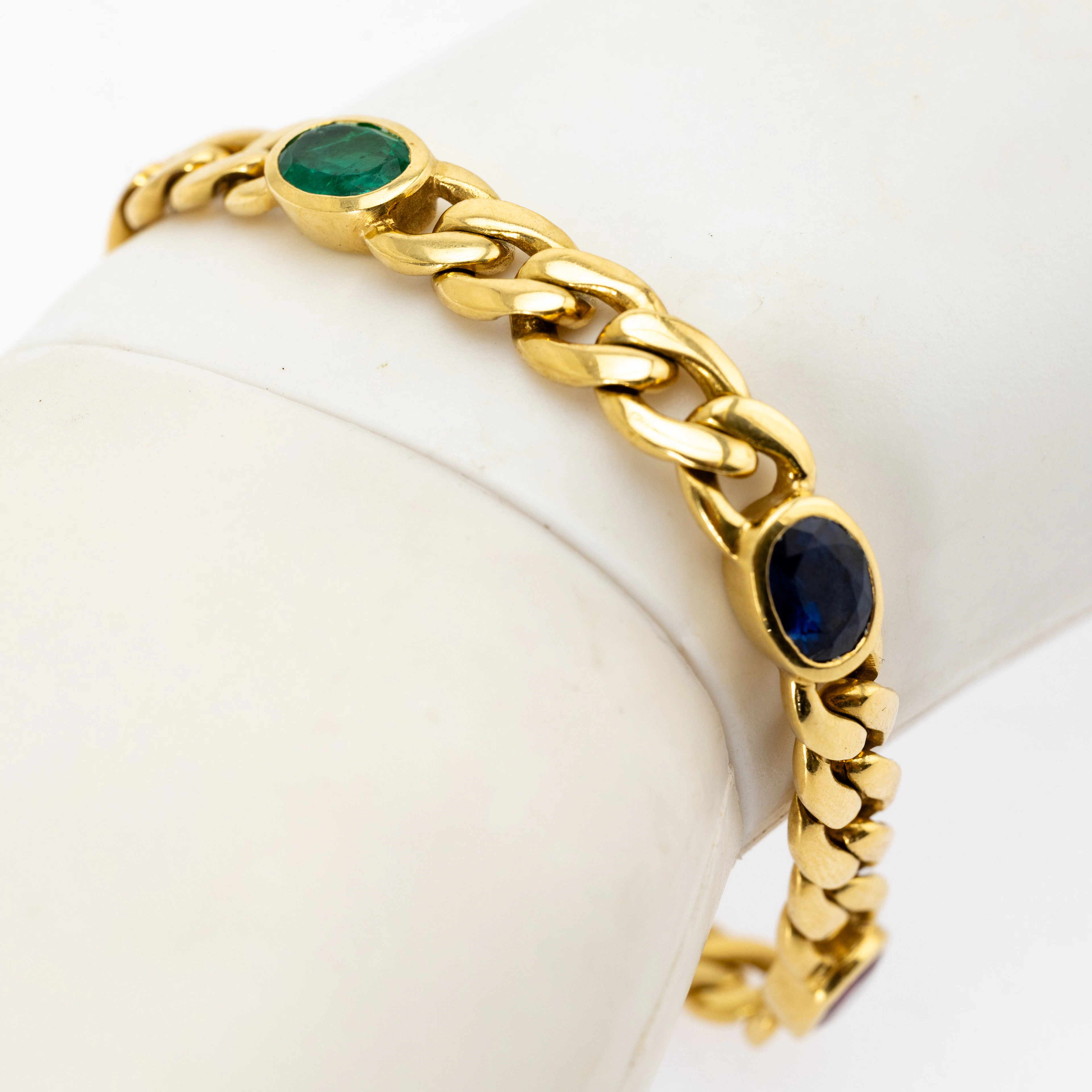 Gold Armband mit 5 Edelsteine.