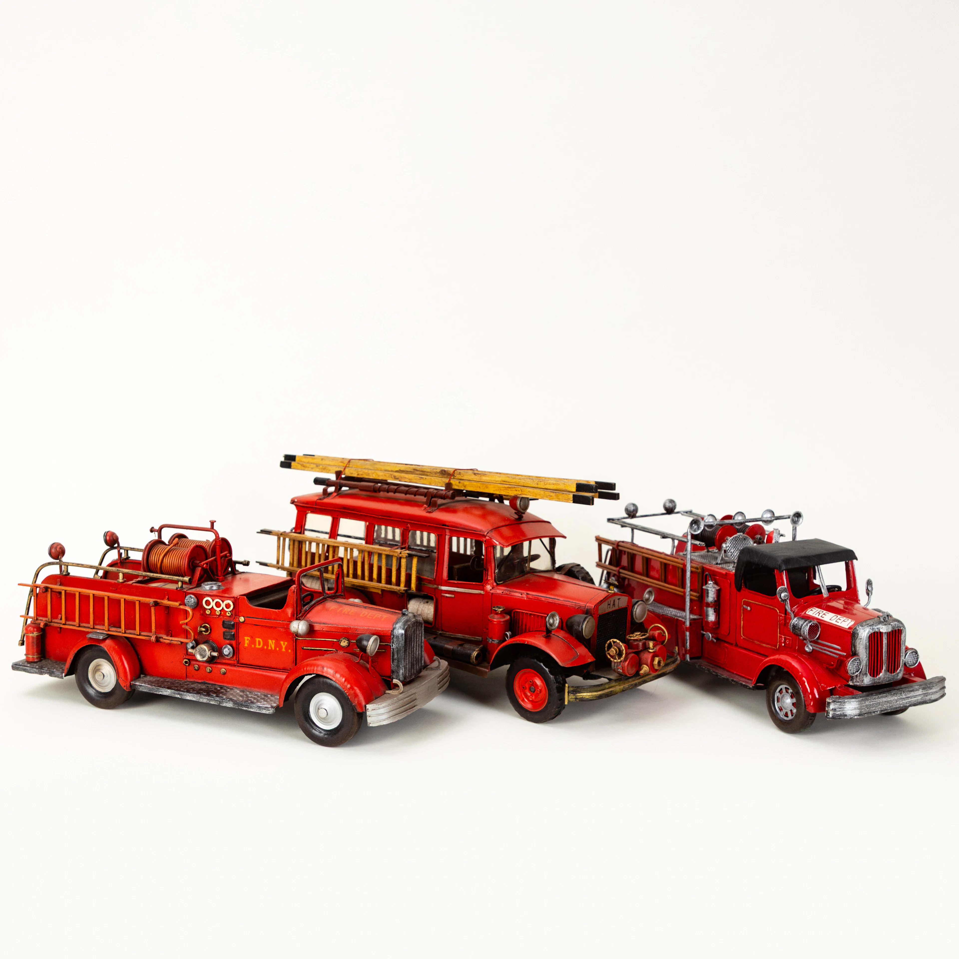 Feuerwehrfahrzeuge aus Blech, rot und schwarz lackiert, Dekoration Modelle (3).