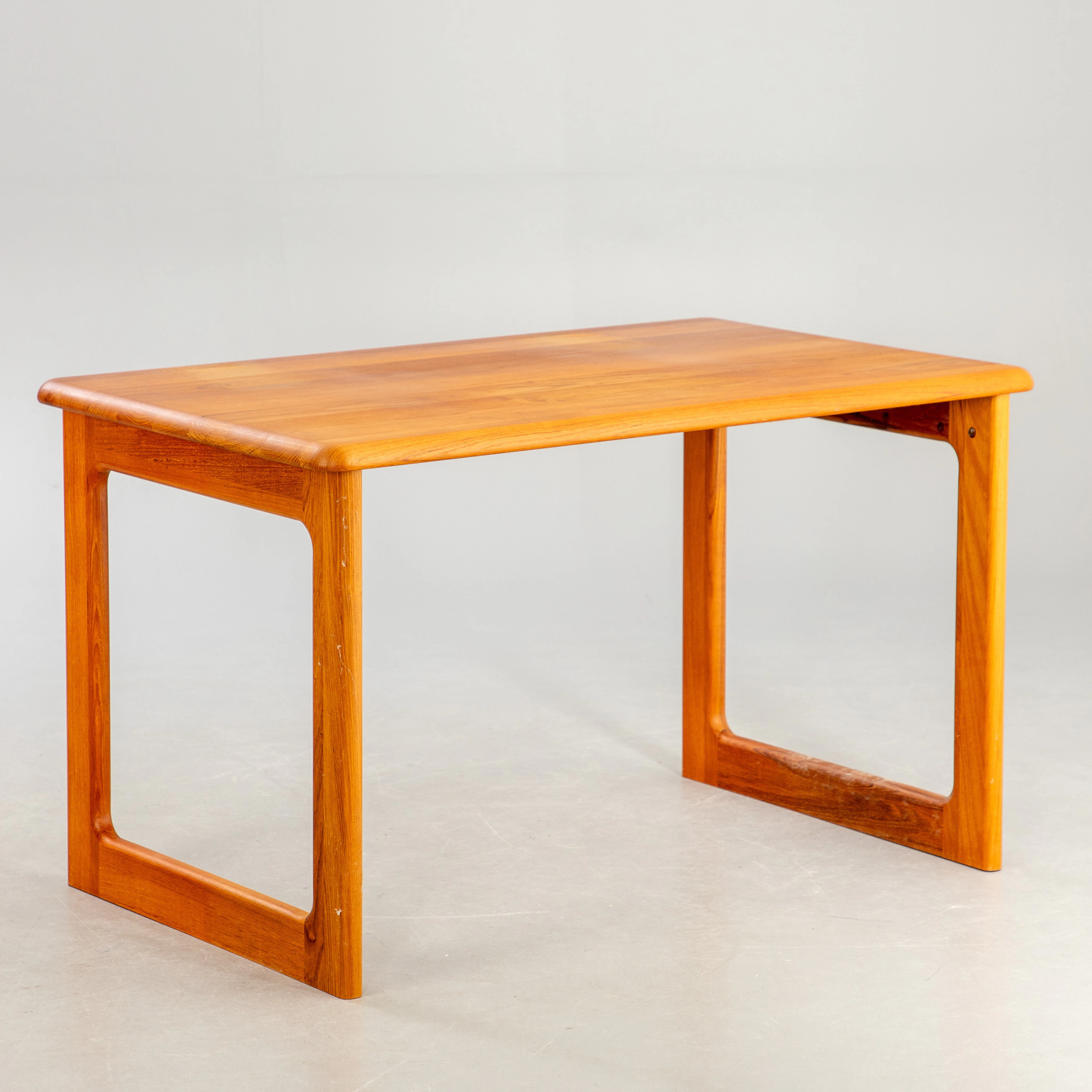 Schreibtisch aus massivem Teakholz mit Kufengestell, Dänemark.