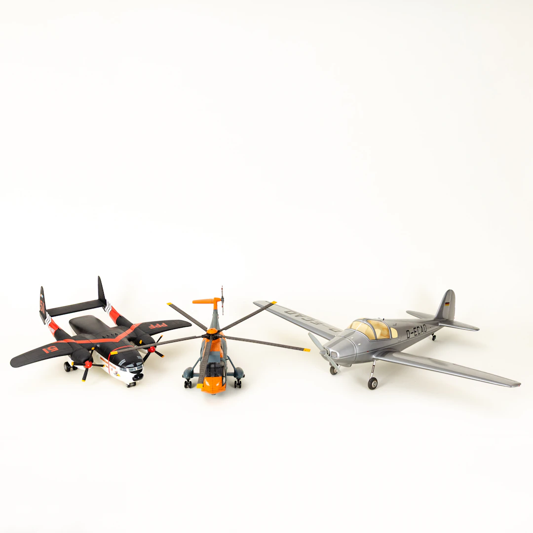 Konvolut von Kunststoff-Modellen / Spielzeugen: ein Hubschrauber und