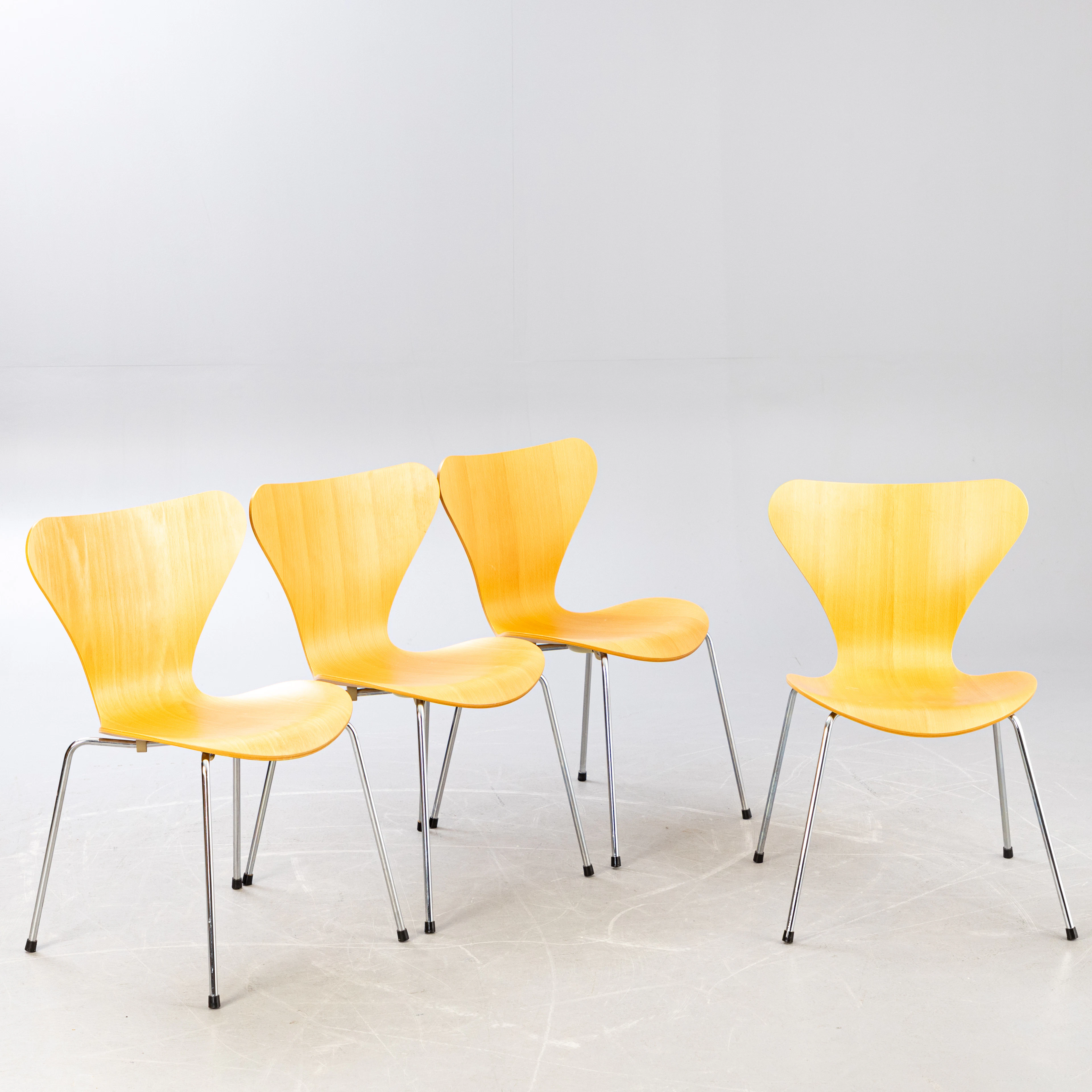 ARNE JACOBSEN. vier Serie 7 Stühle in Buche, 1991 (4).