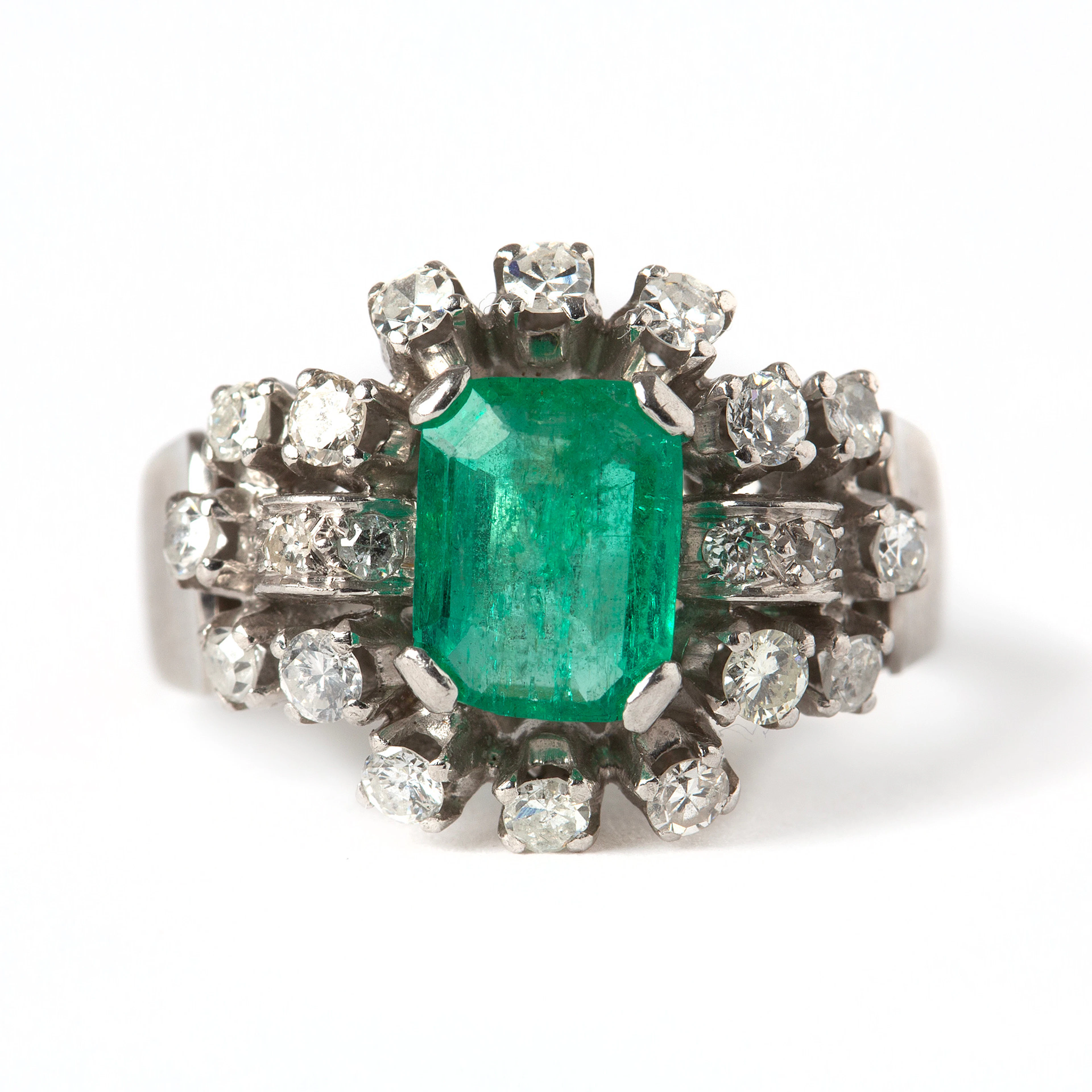 RING, 18K vitguld med briljantslipade diamanter totalt ca 0.80 ct