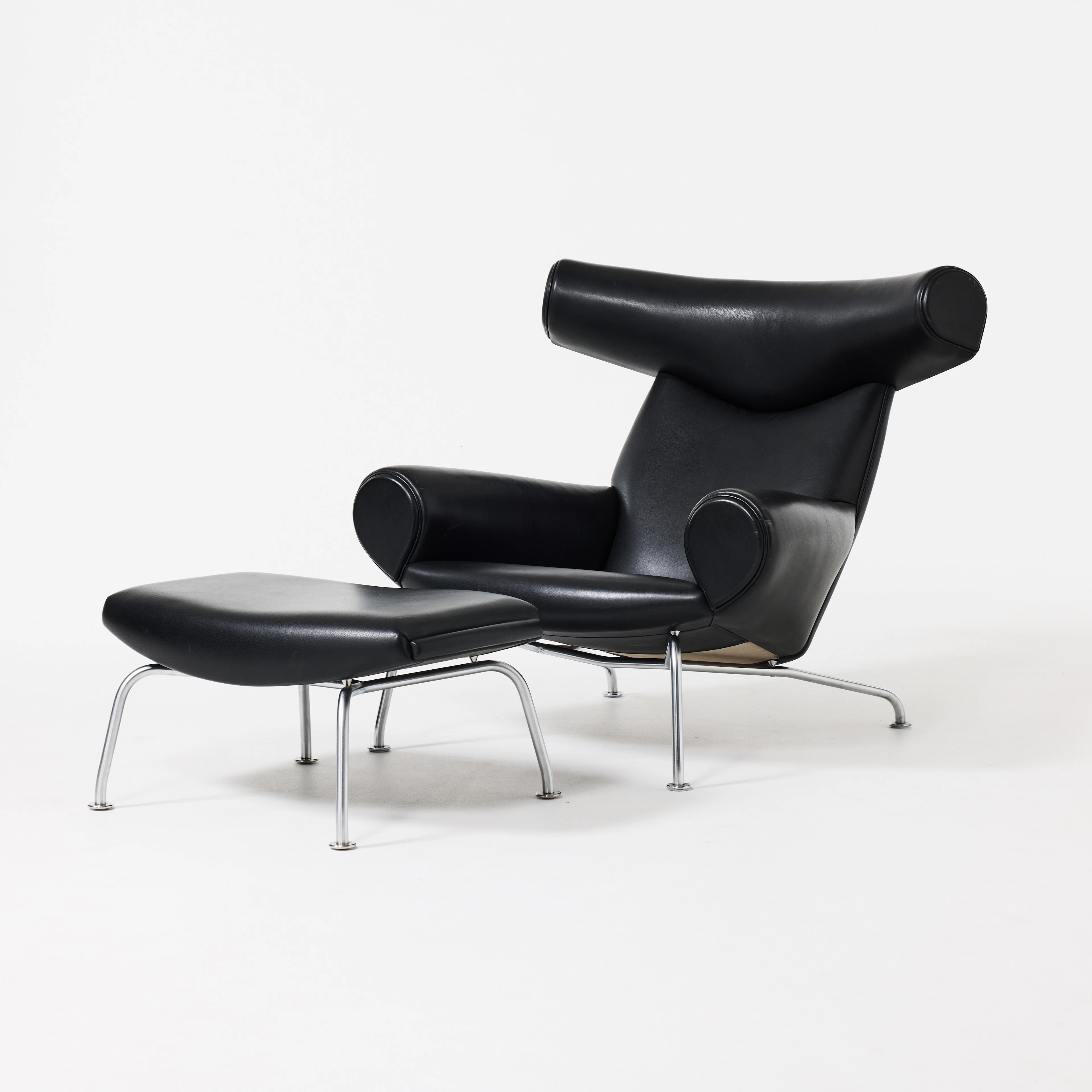 HANS J WEGNER. "Ox-chair", fåtölj med fotpall, Erik Jörgensen, Danmark