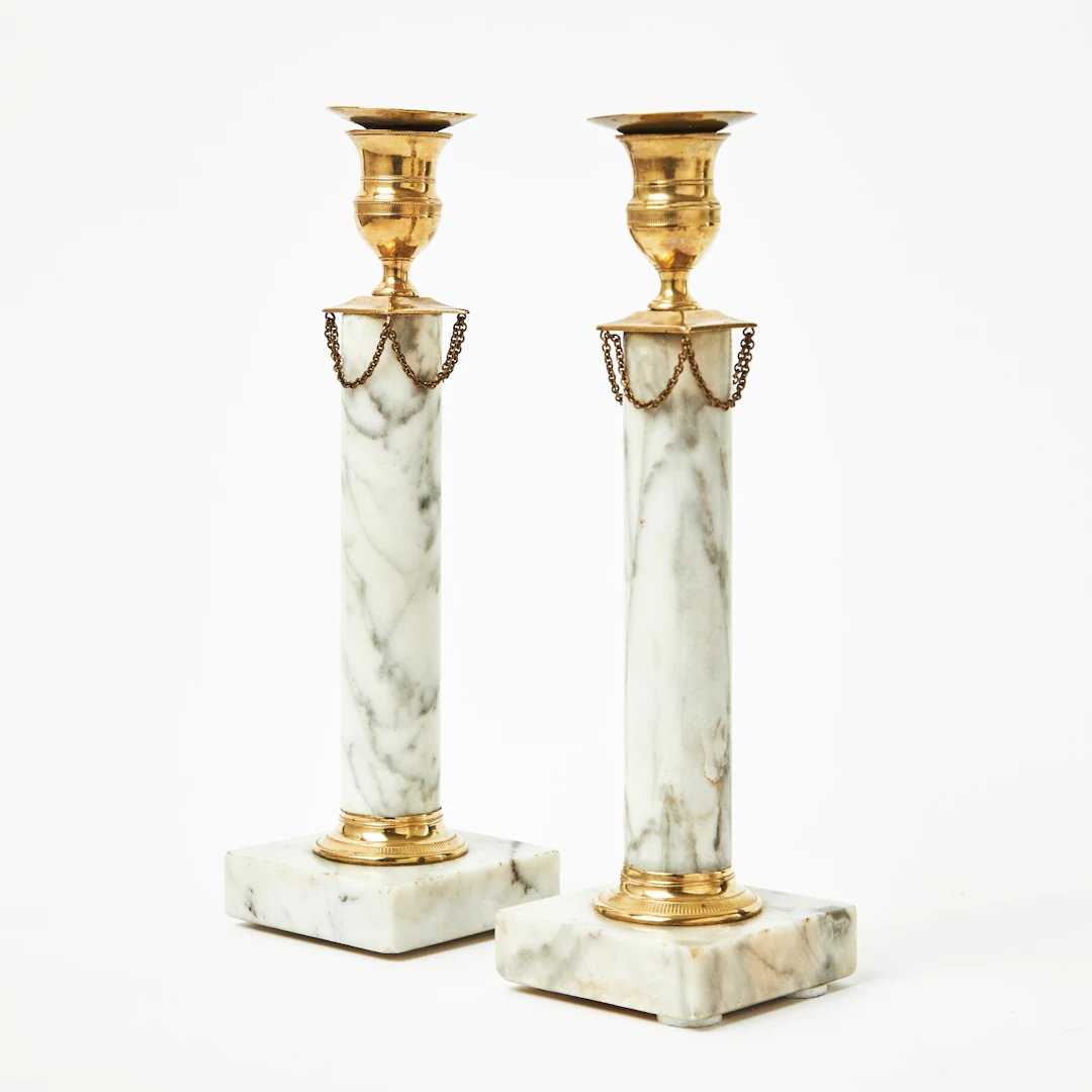 LJUSSTAKAR, 1 par, sengustavianska, 1800-talets första kvartal, marmor
