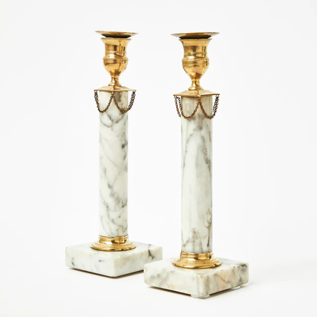 LJUSSTAKAR, 1 par, sengustavianska, 1800-talets första kvartal, marmor