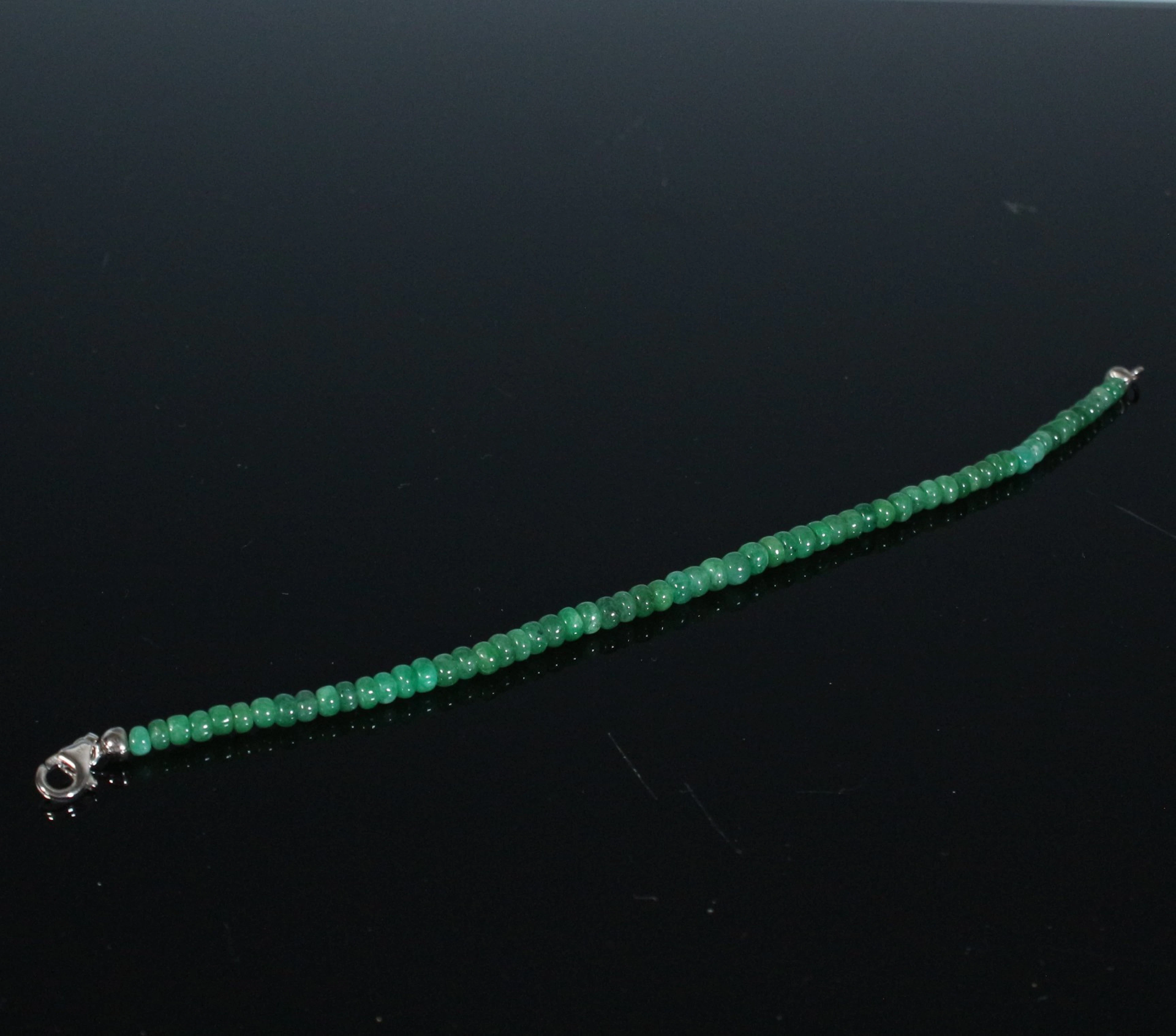 Armband mit natürlichen Smaragden.
