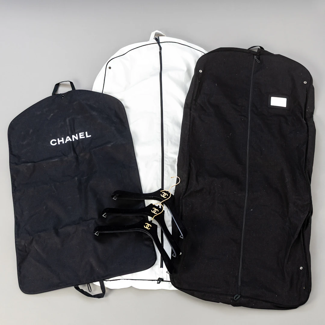 CHANEL. 3 Kleidersäcke und 3 Kleiderbügel (6).