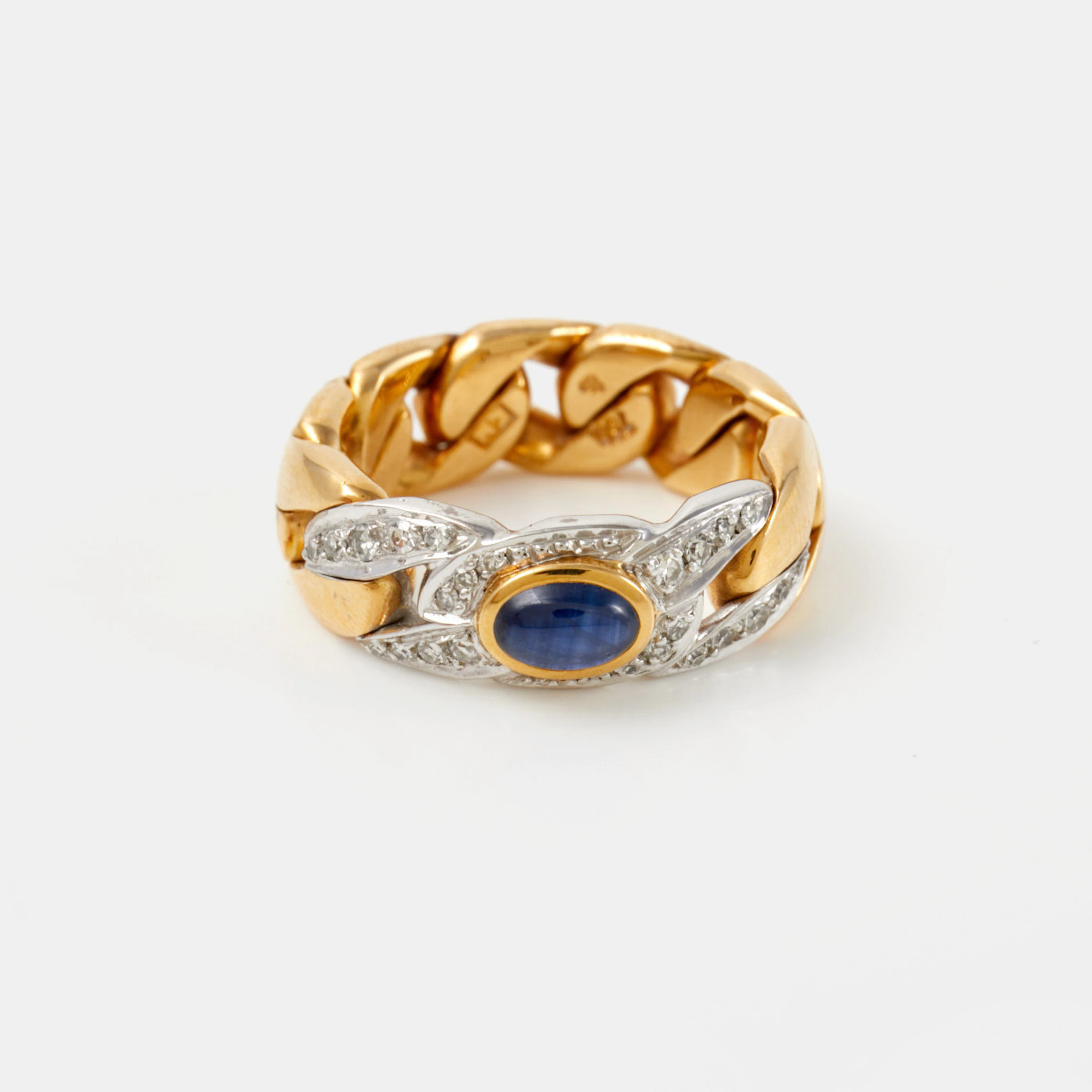 RING, 18 k röd- samt vitguld, 1 cabochonslipad safir med svag chatoyance