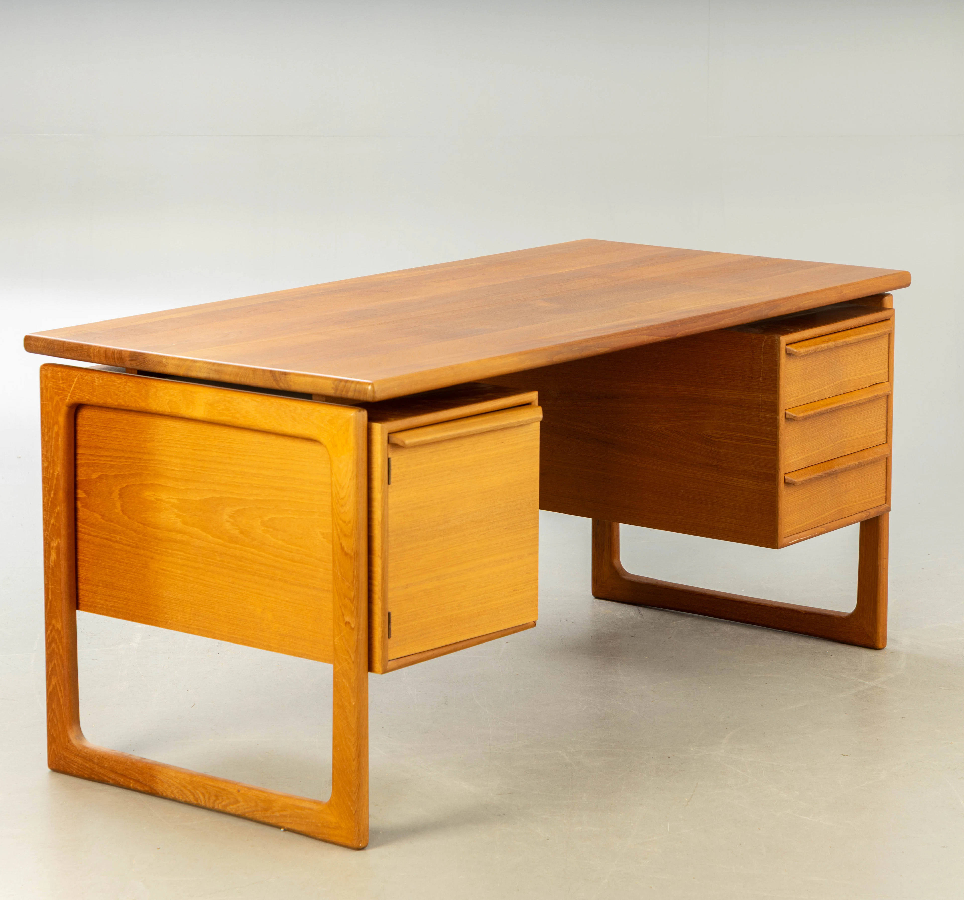 G.V. Gasvig für GV Mobler, Teak Schreibtisch, Dänemark.