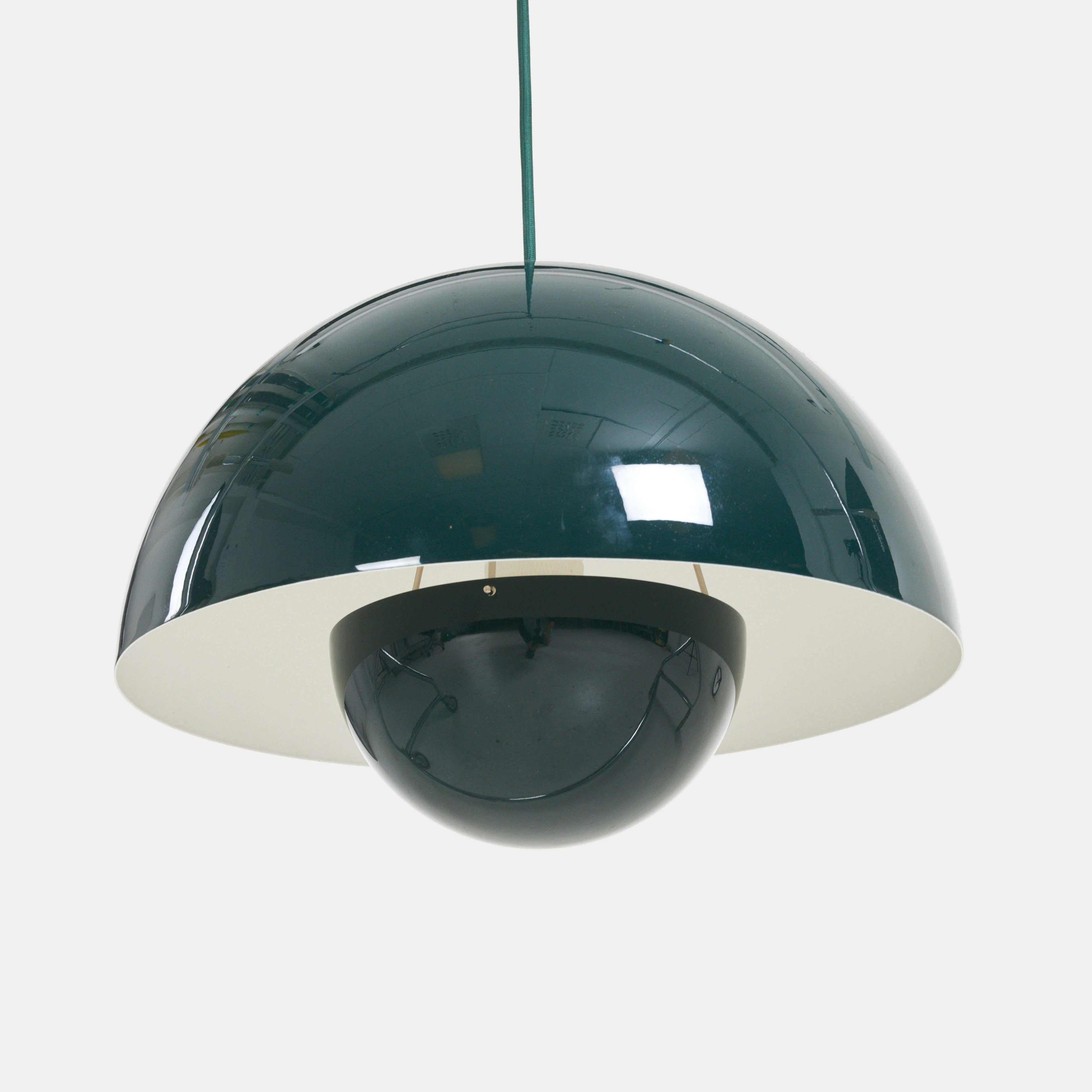 VERNER PANTON. "Flowerpot VP7", taklampa, grönlackerad.