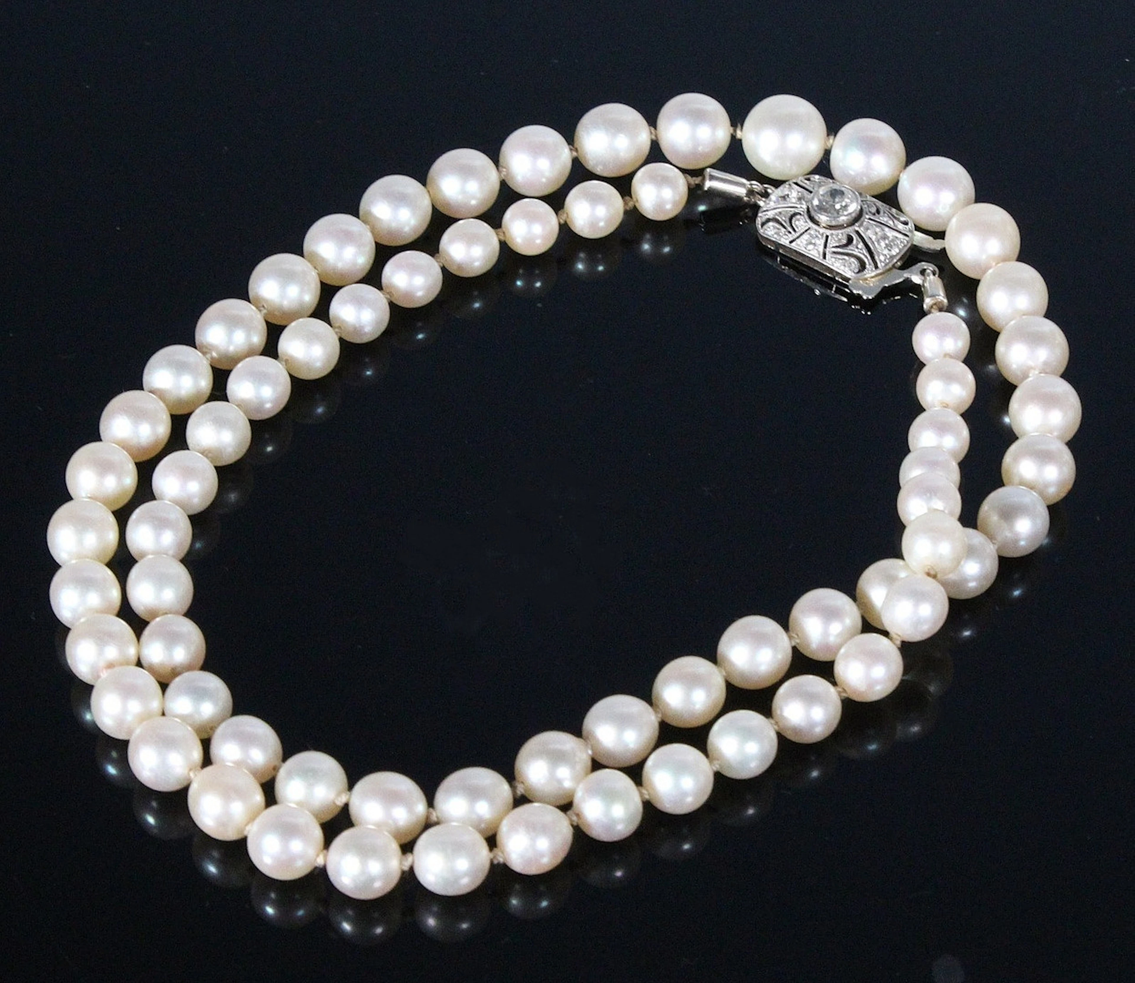 Perlenkette mit Diamanten.