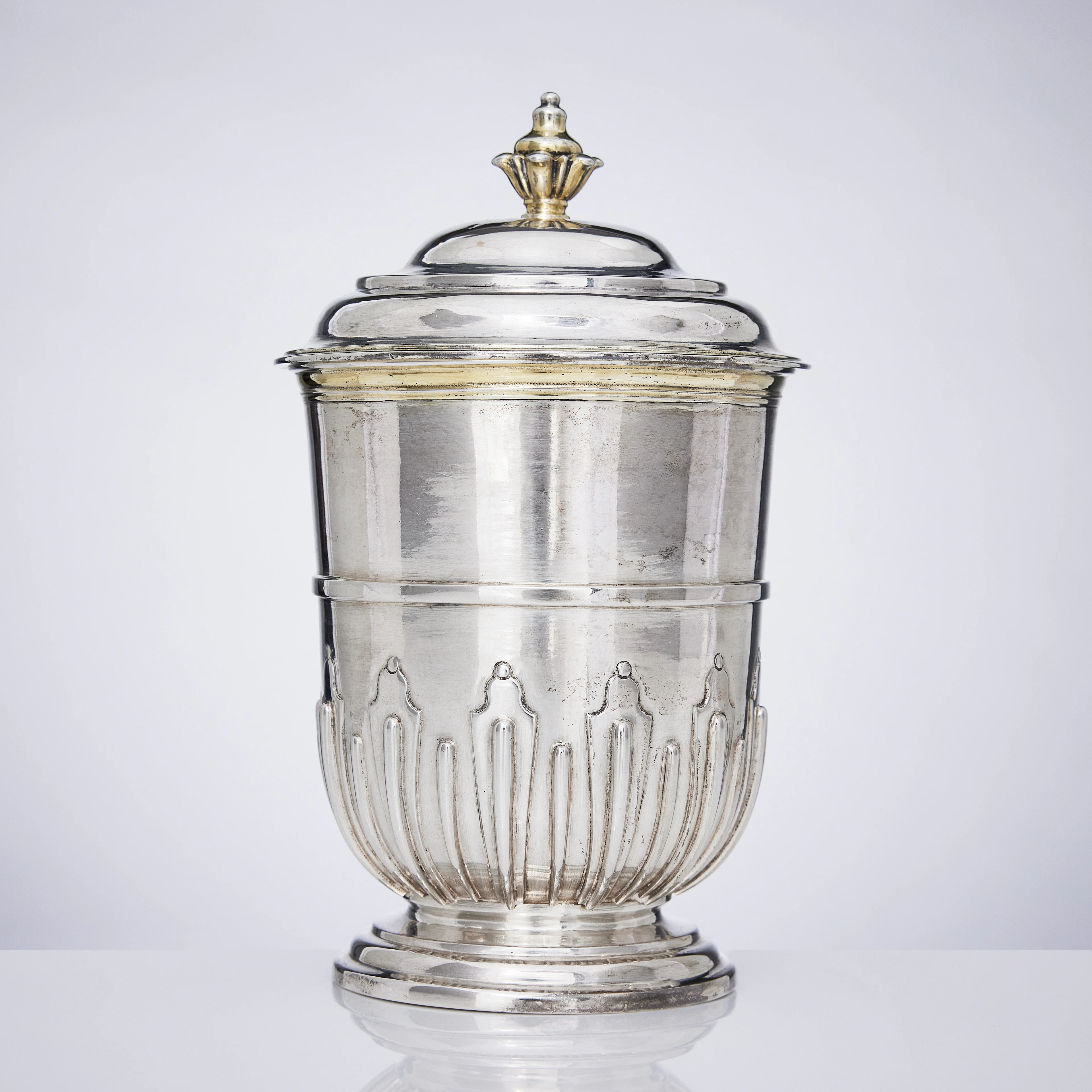 JOHAN LORENTZ STARIN. Bägare med lock, silver, Stockholm 1743. Fredrik I:s tid.