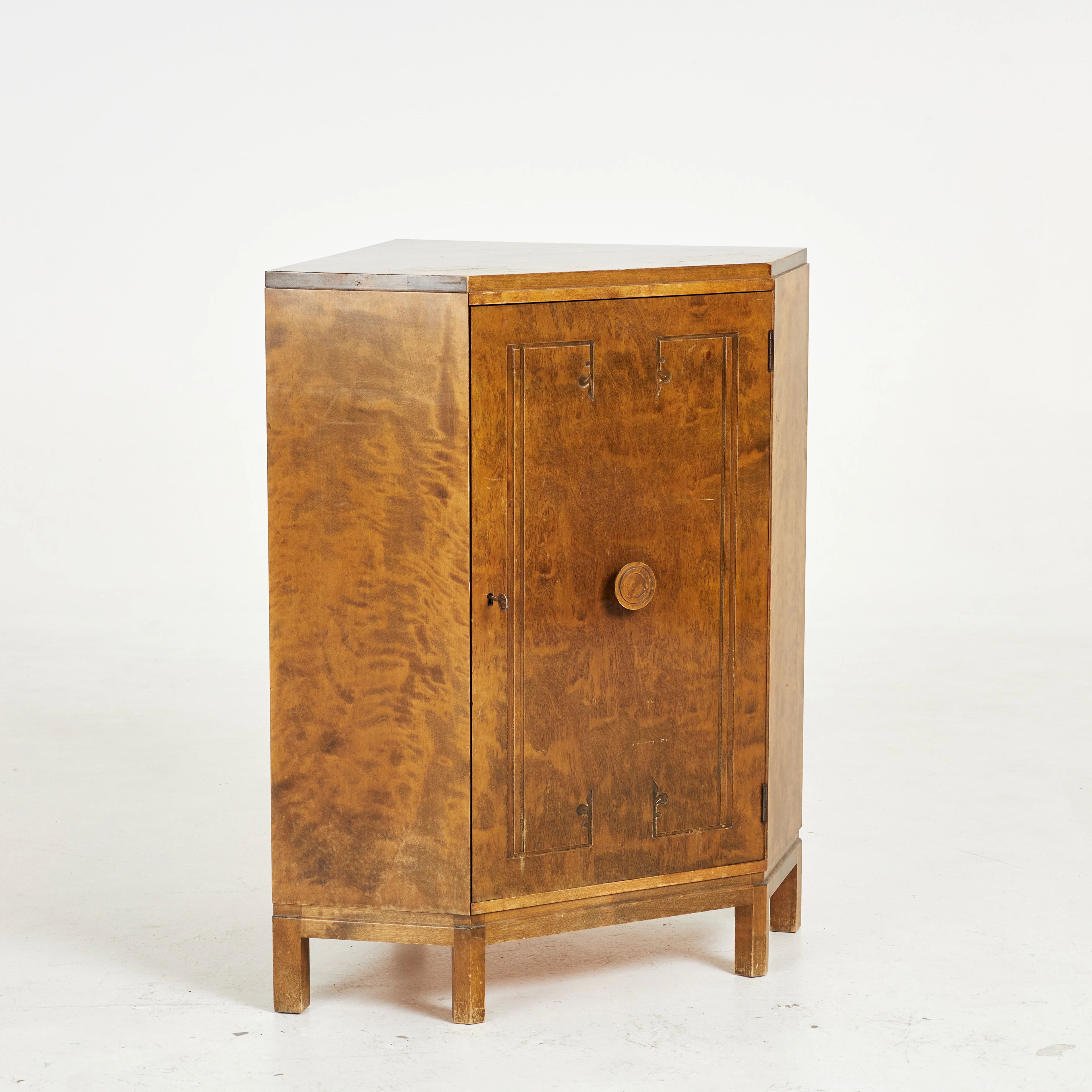 HÖRNSKÅP. Art deco, björk, stämpelmärkt, 1930/40-tal.