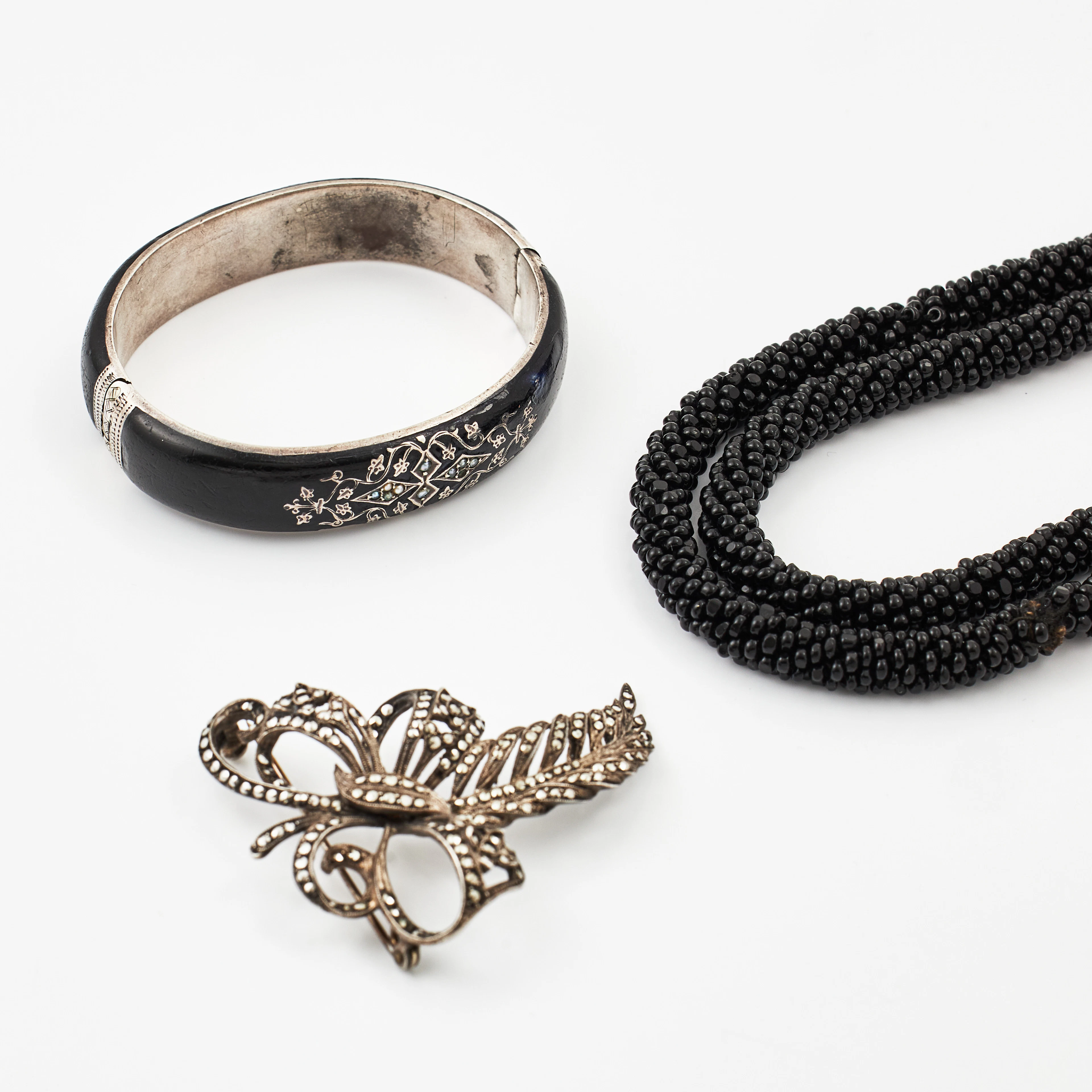 HALSBAND, polerade sammansatta delar av fasetterad onyx, 1920-tal