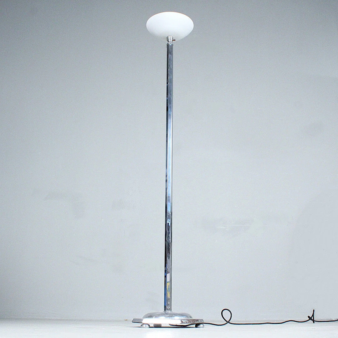 Stehleuchte mit Glasschirm.