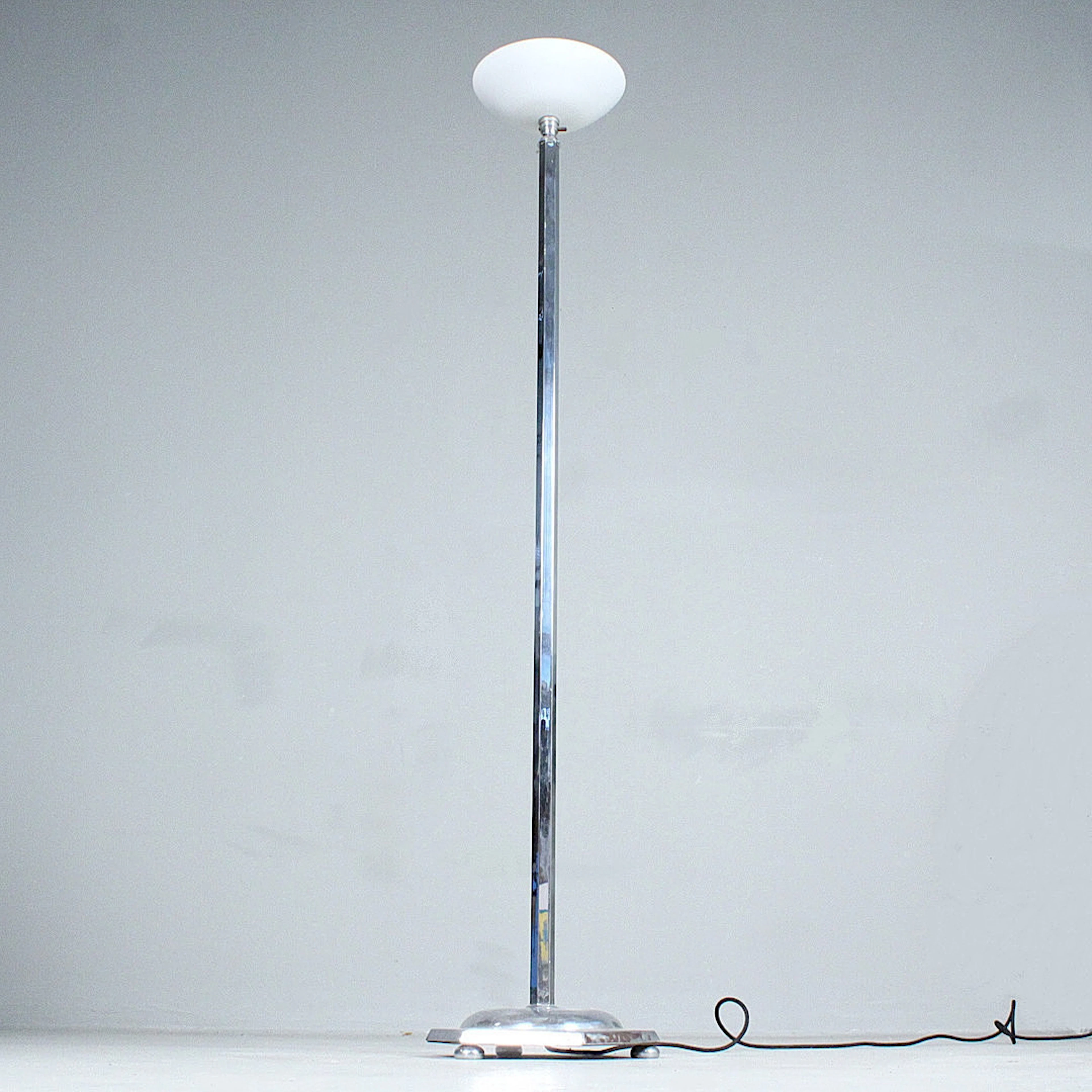 Stehleuchte mit Glasschirm.