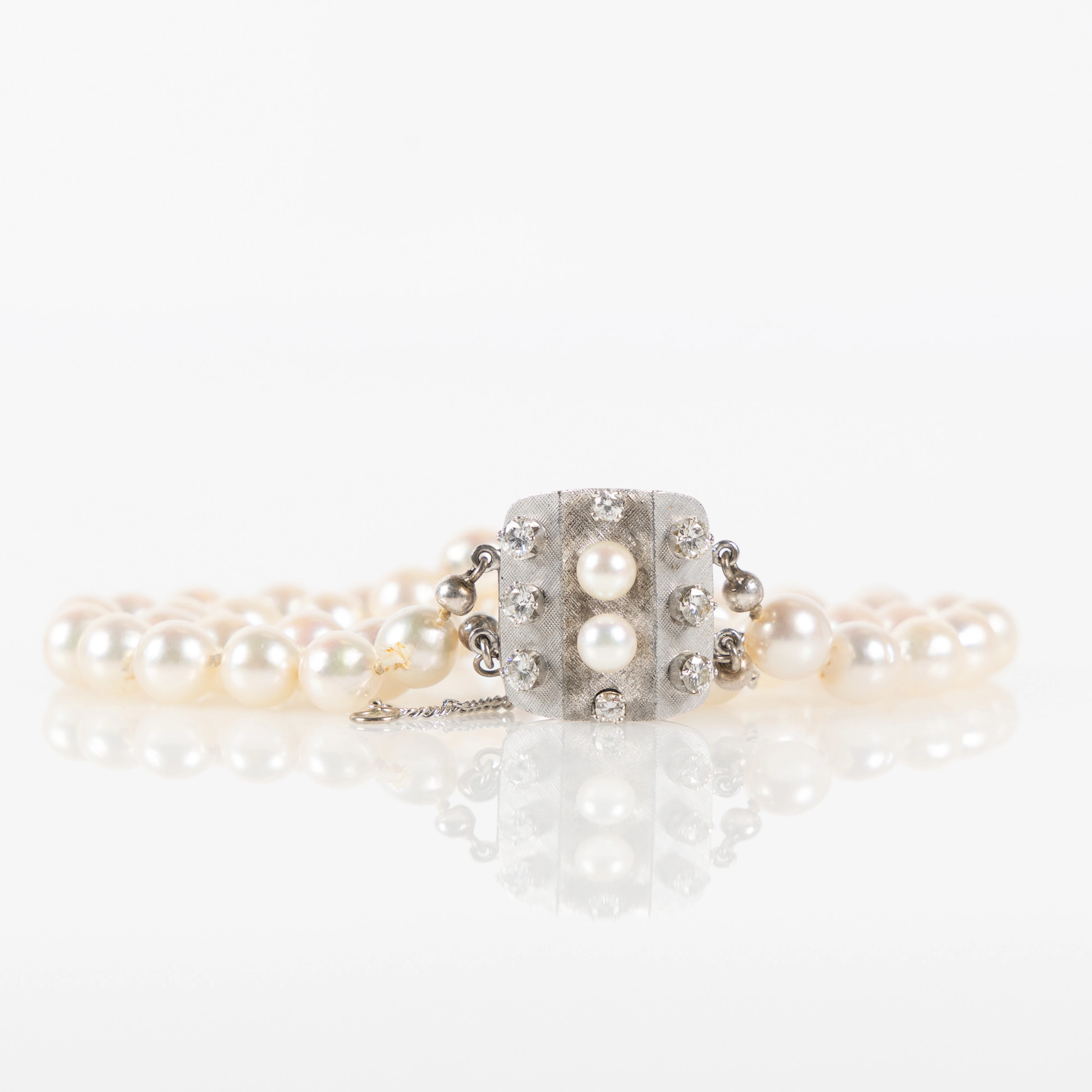 ARMBAND, 0dlade pärlor med lås i 18K vitguld med briljantslipade diamanter