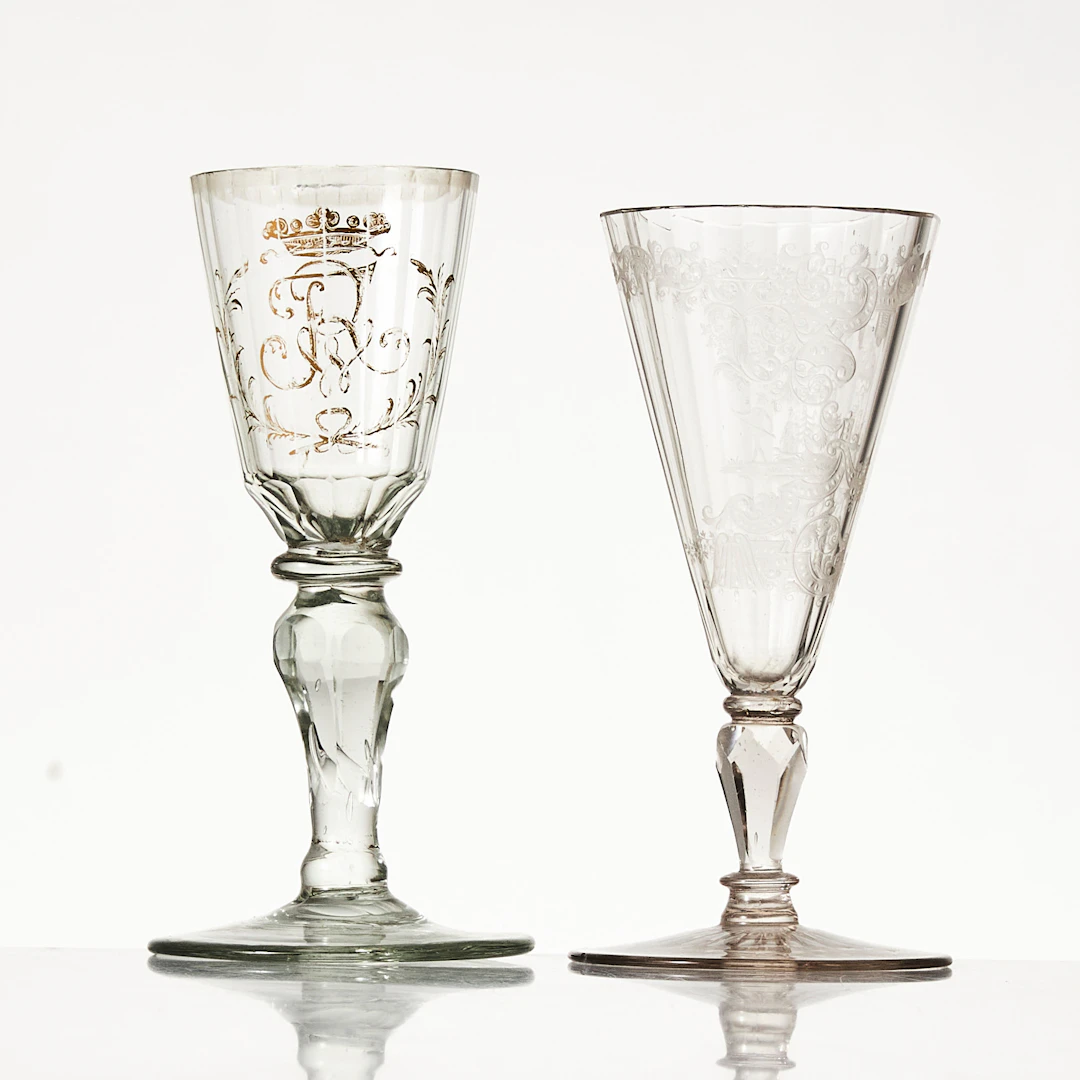 VINGLAS, 2 stycken, 1700-tal. Ett med slipad dekor, ett med krönt