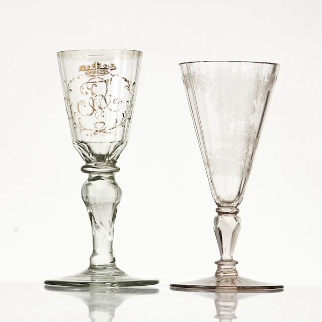 VINGLAS, 2 stycken, 1700-tal. Ett med slipad dekor, ett med krönt