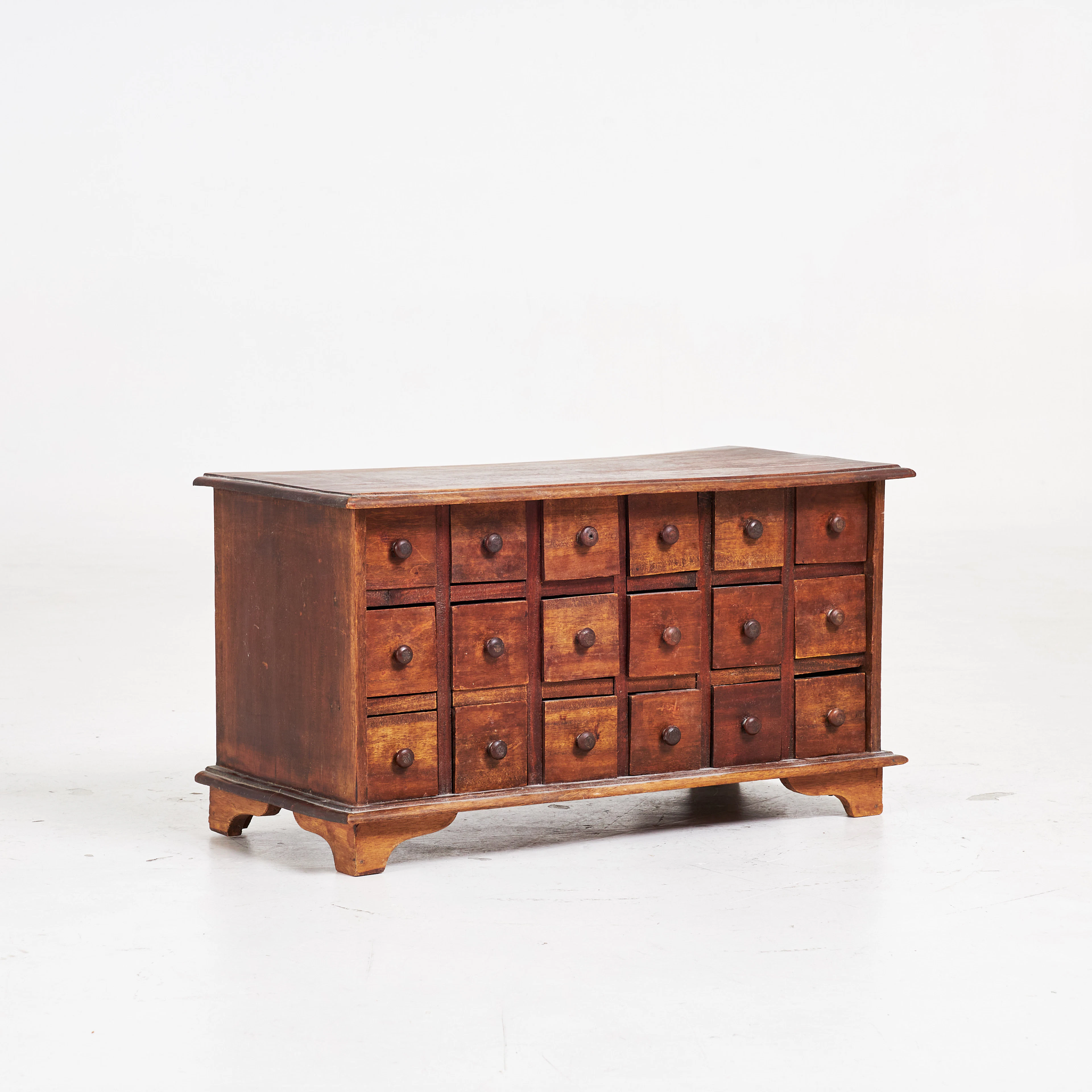 MINIATYRBYRÅ. 18 draglådor, 1800 tal, fanérad i mahogny.